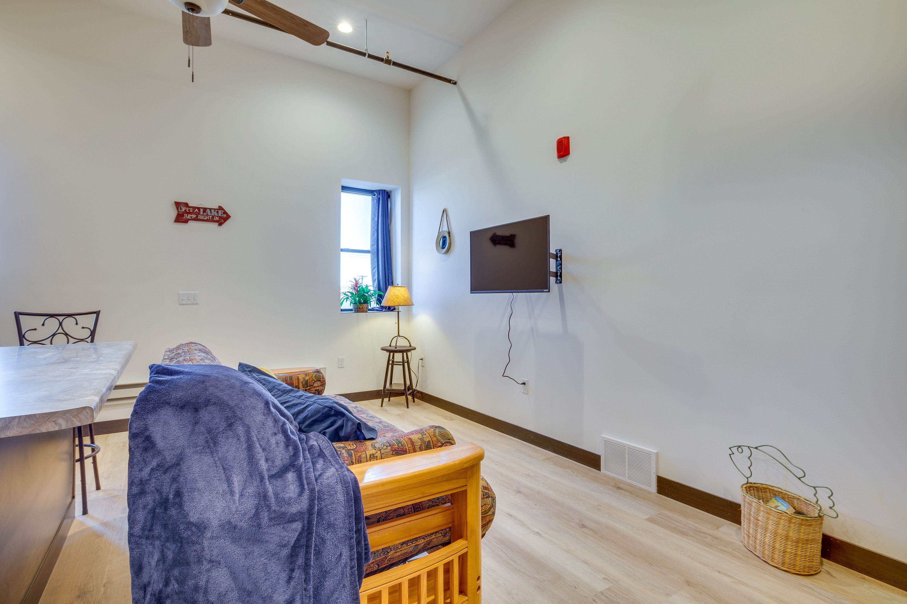 Studio | Living Area | Full Futon | Linens Provided | Smart TV | Books