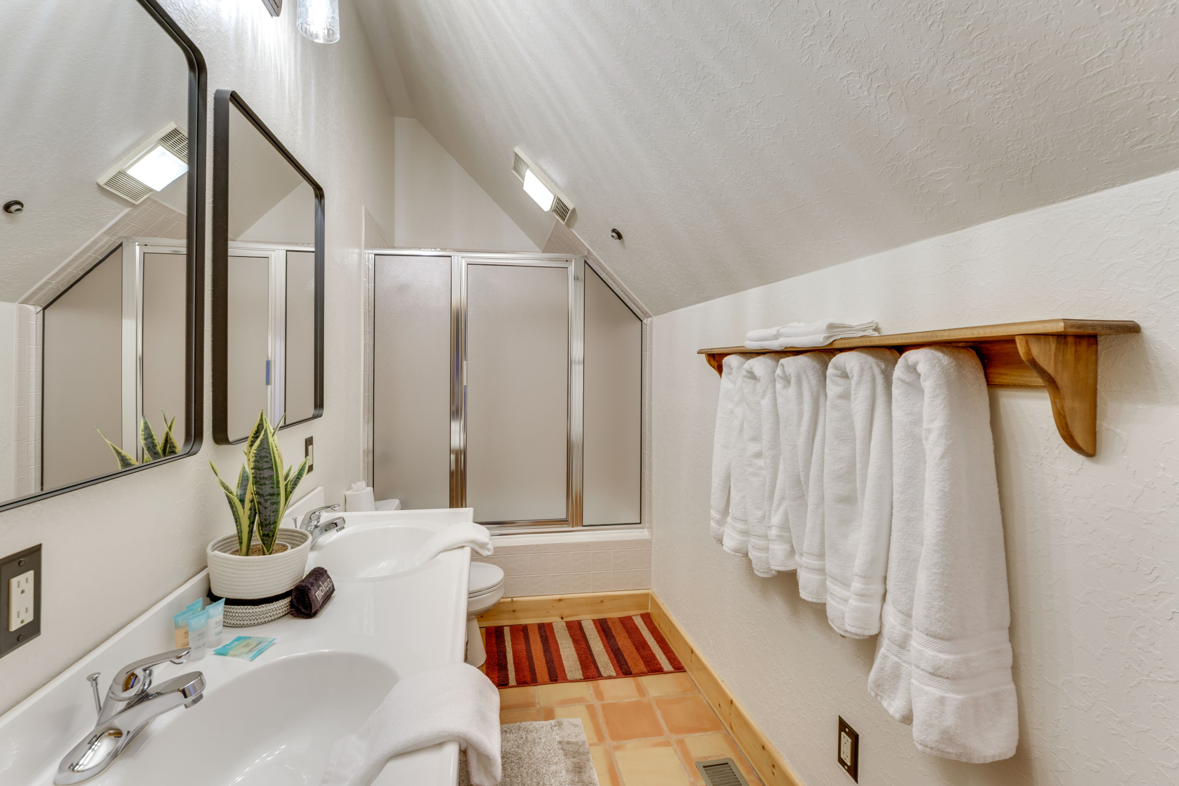 Bathroom | 2nd Floor