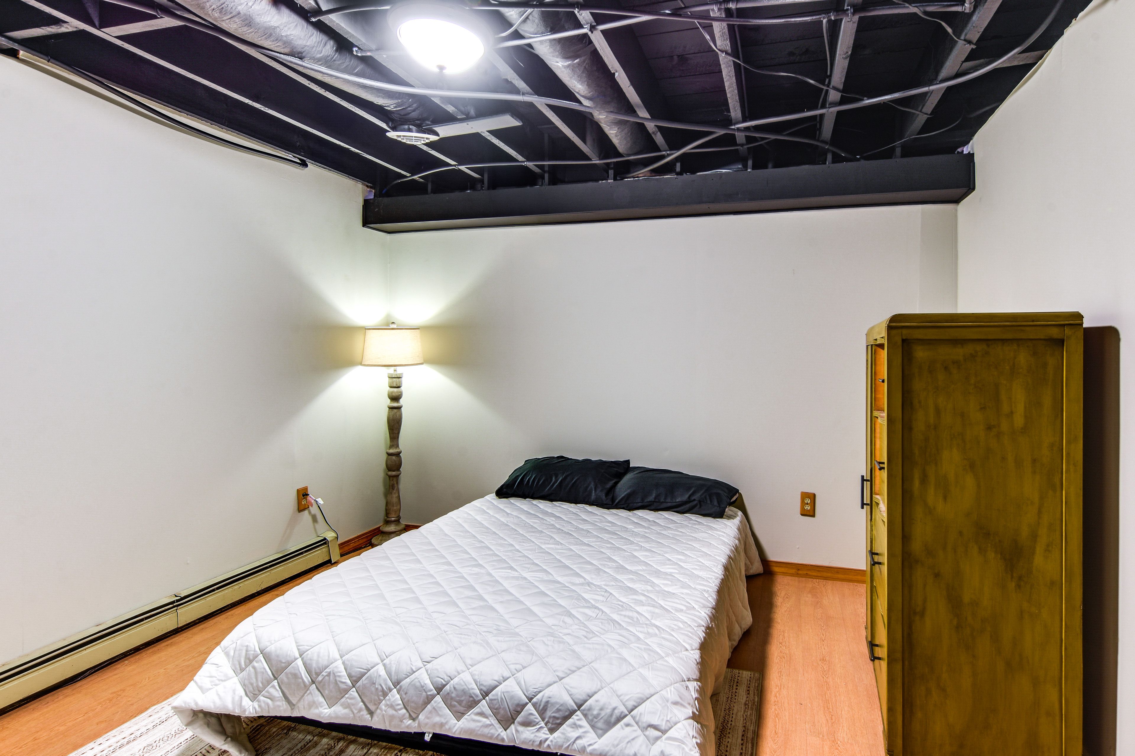 Bonus Room | Queen Bed | 1st Floor