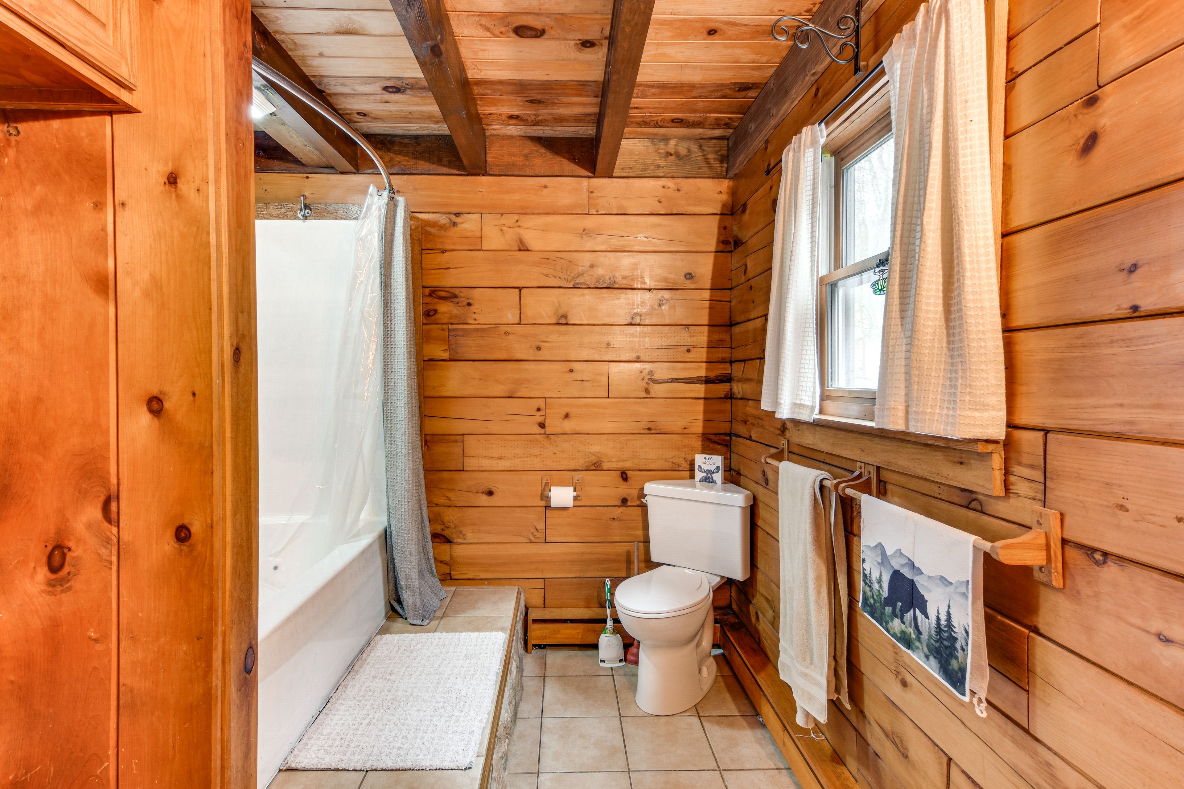 Full Bathroom | Towels Provided | Complimentary Toiletries | 2nd Floor