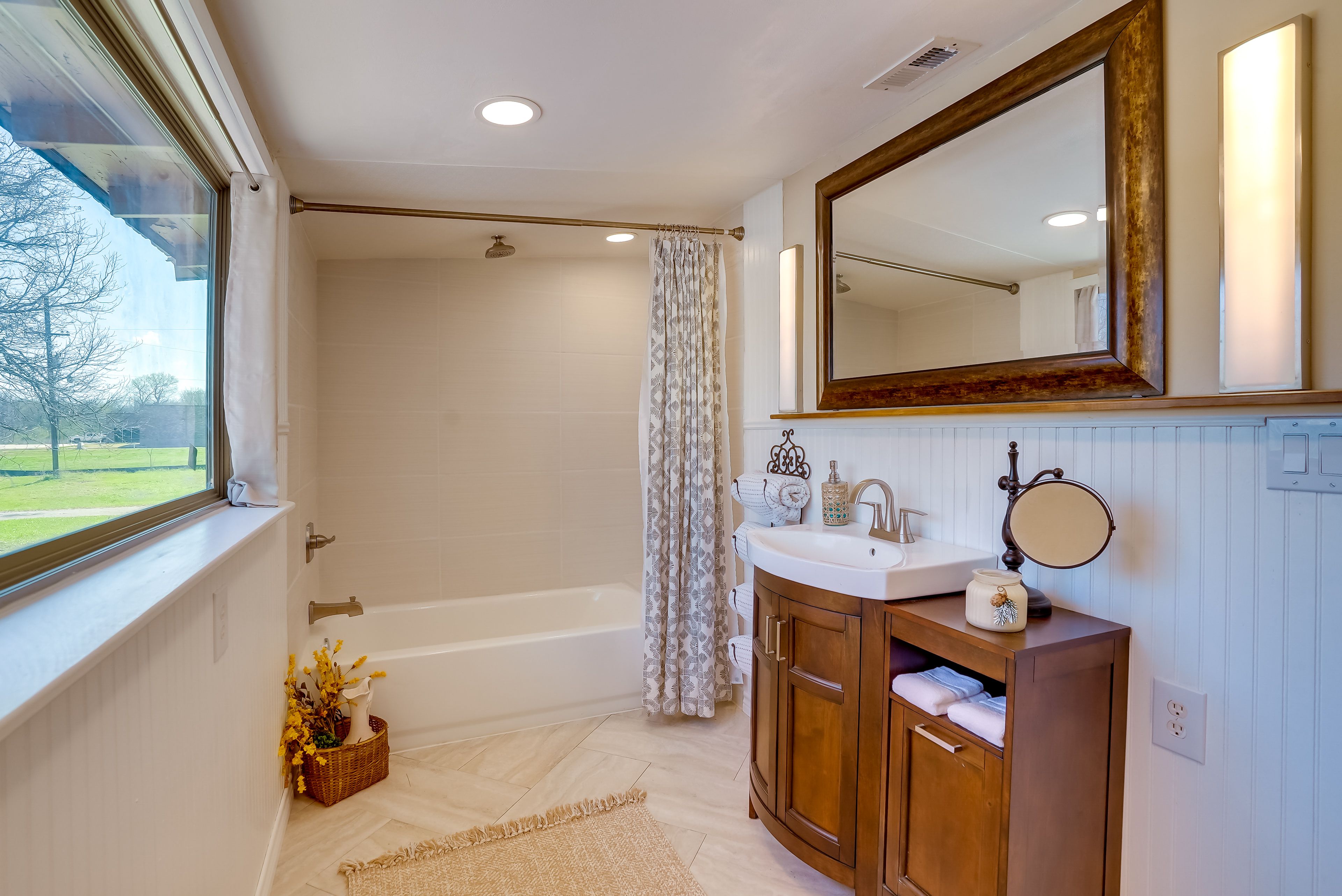 Full Bathroom | 1st Floor | Towels Provided