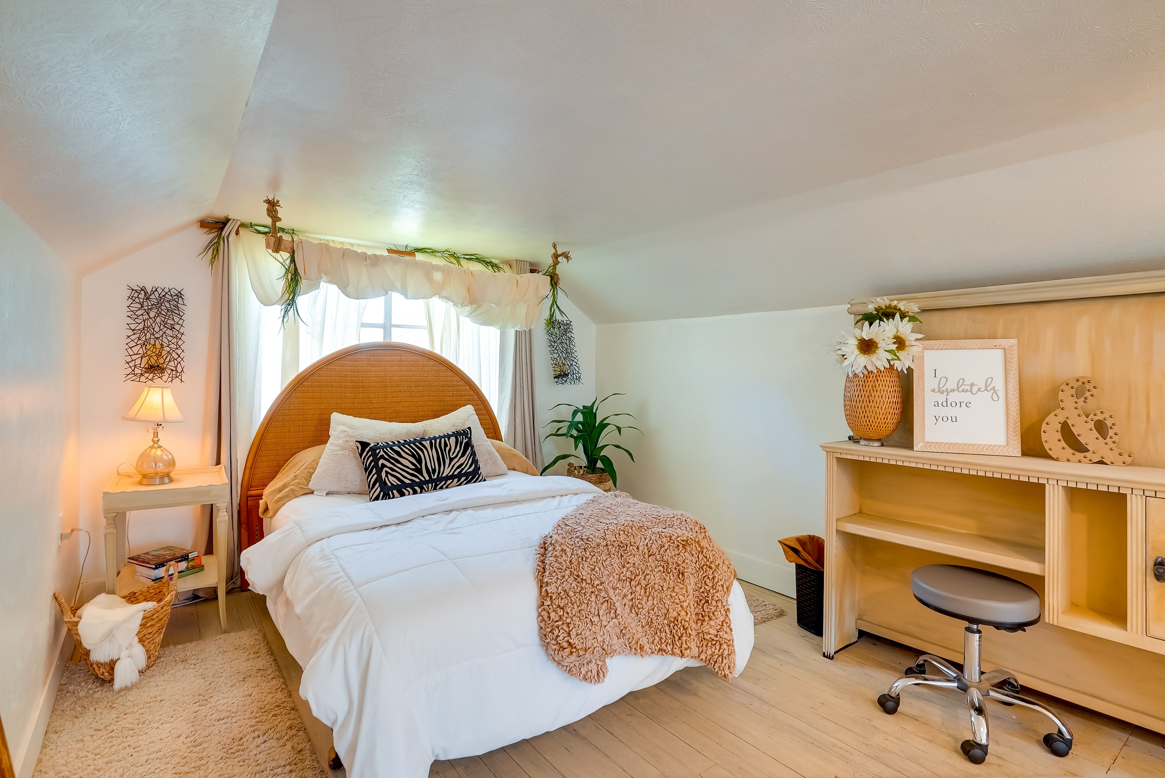 Bedroom 2 (Loft) | Full Bed | 2nd Floor | Stairs Required