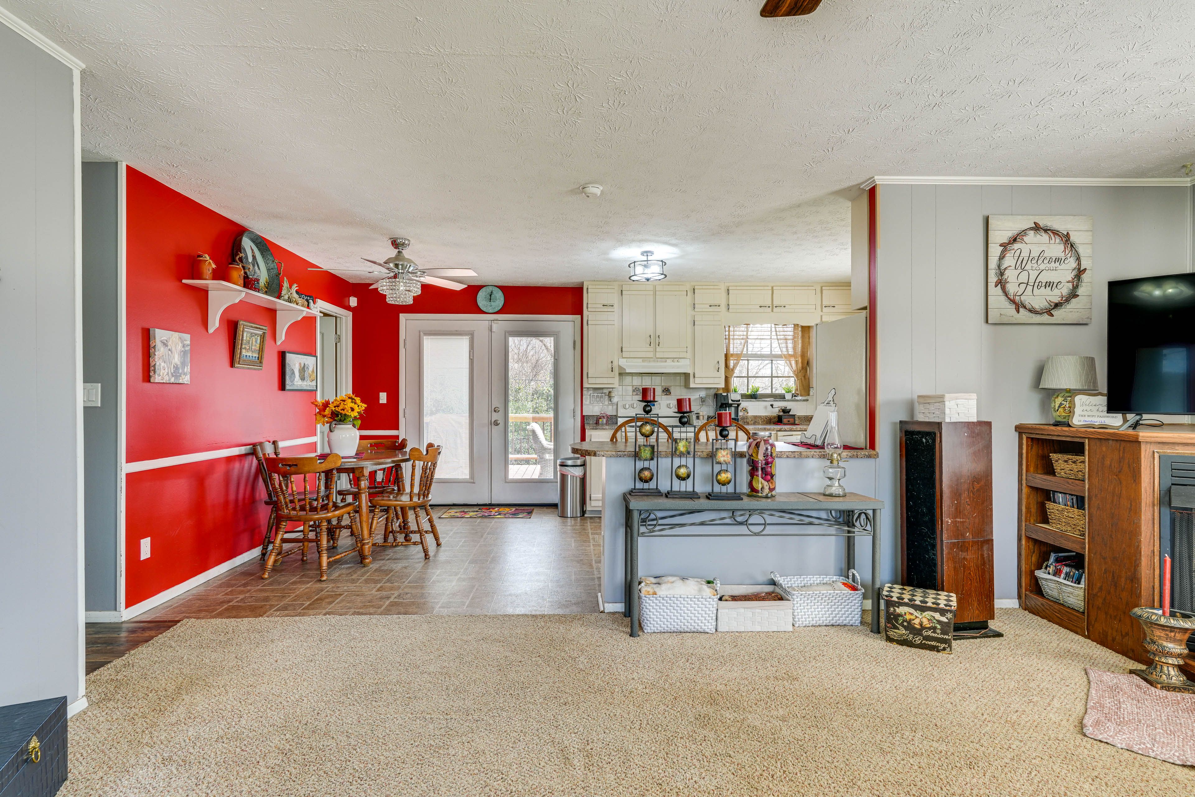 Dining Area | Dishware/Flatware Provided