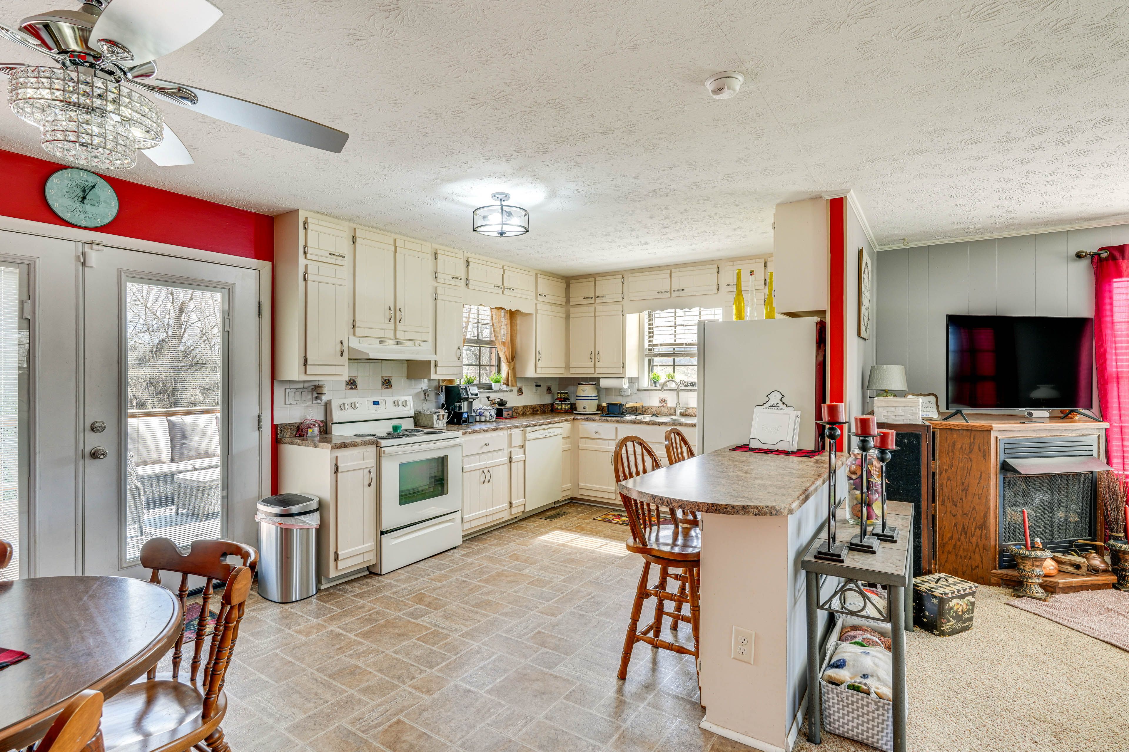 Kitchen | Cooking Basics | Single-Serve Coffee Maker | Bar-Top Seating