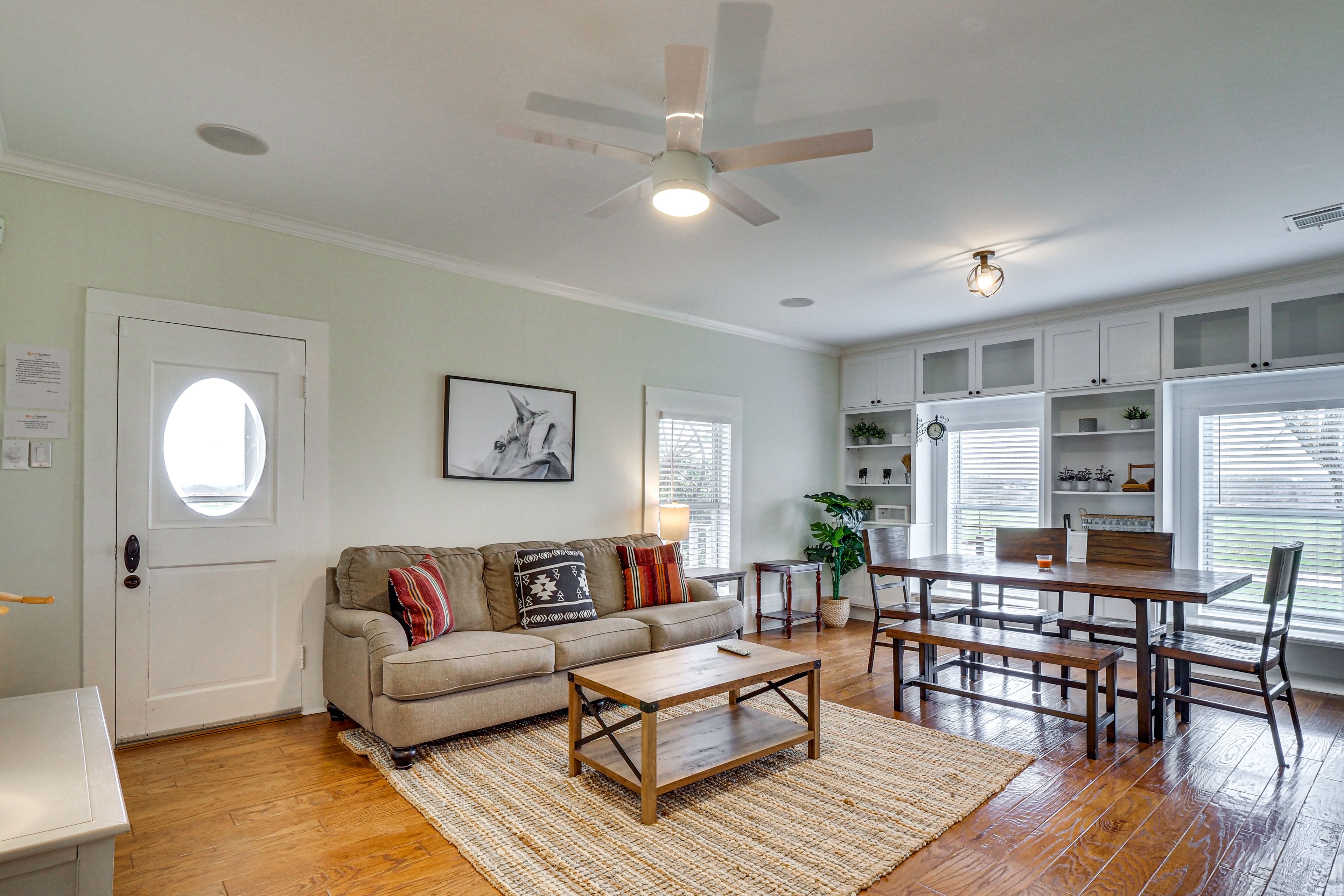Living Space | Guest House | Smart TV | Gas Fireplace | Dining Table