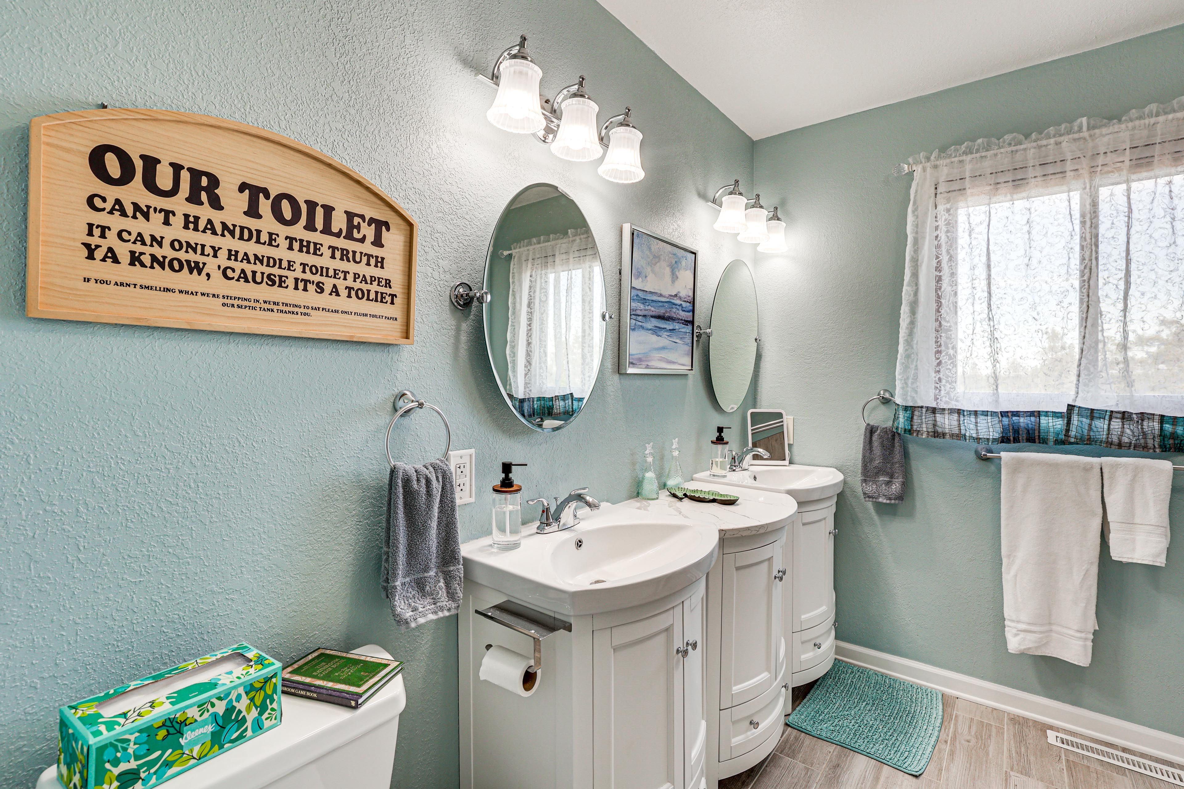 Full Bathroom | 2nd Floor | Towels Provided | Complimentary Toiletries