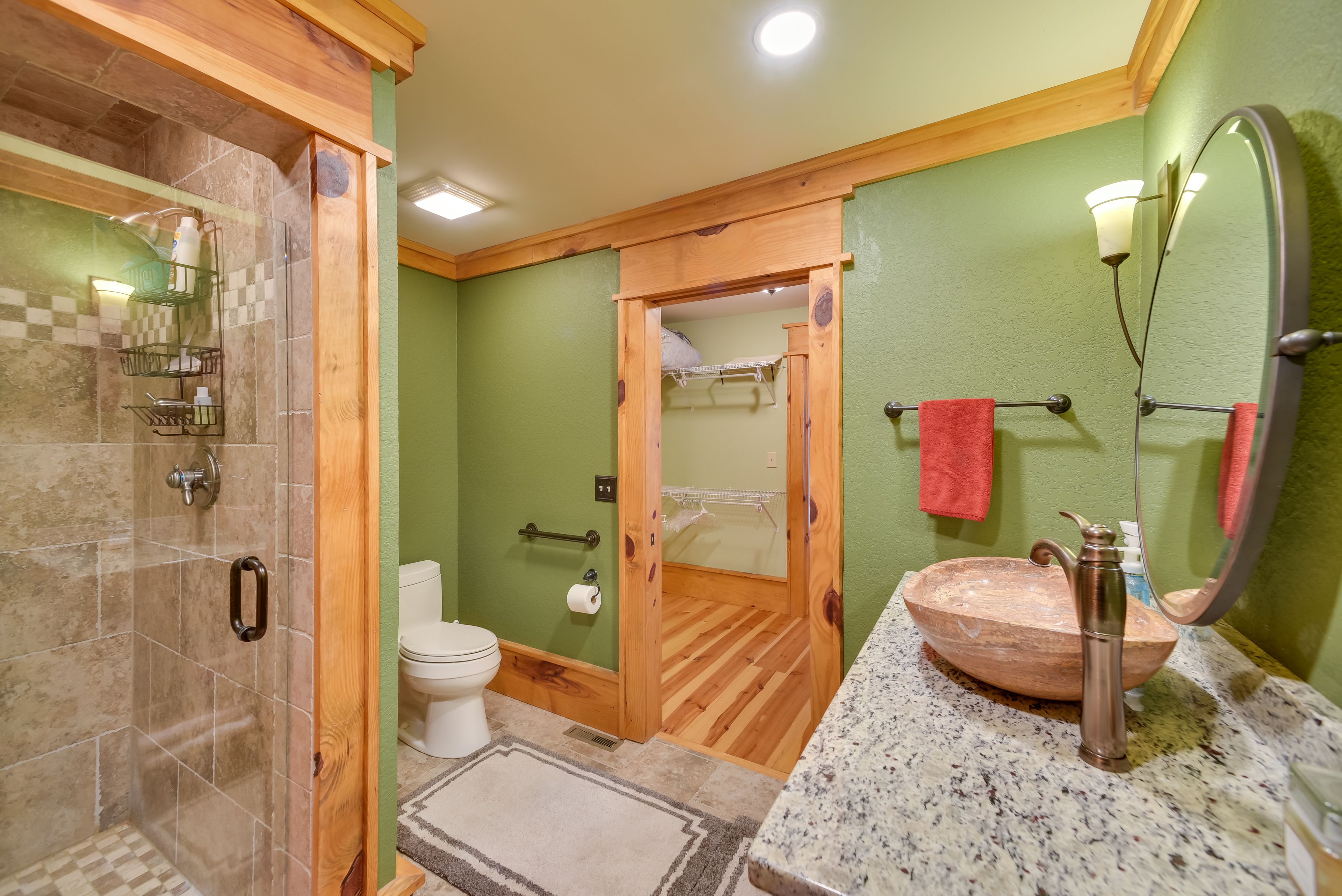 Full Bathroom | 1st Floor | Towels Provided | Complimentary Toiletries
