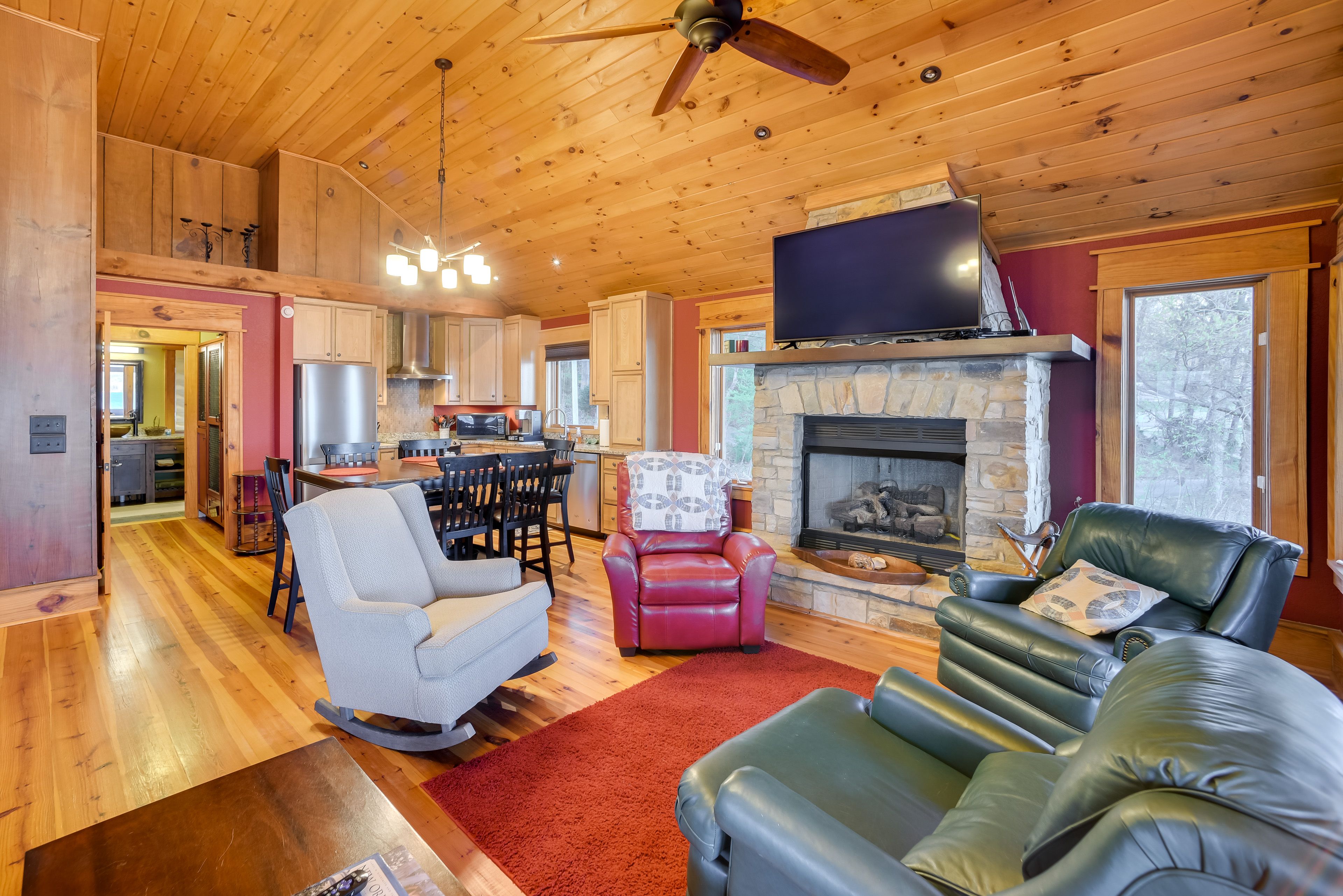 Living Room | 2nd Floor | Smart TV | Fireplace