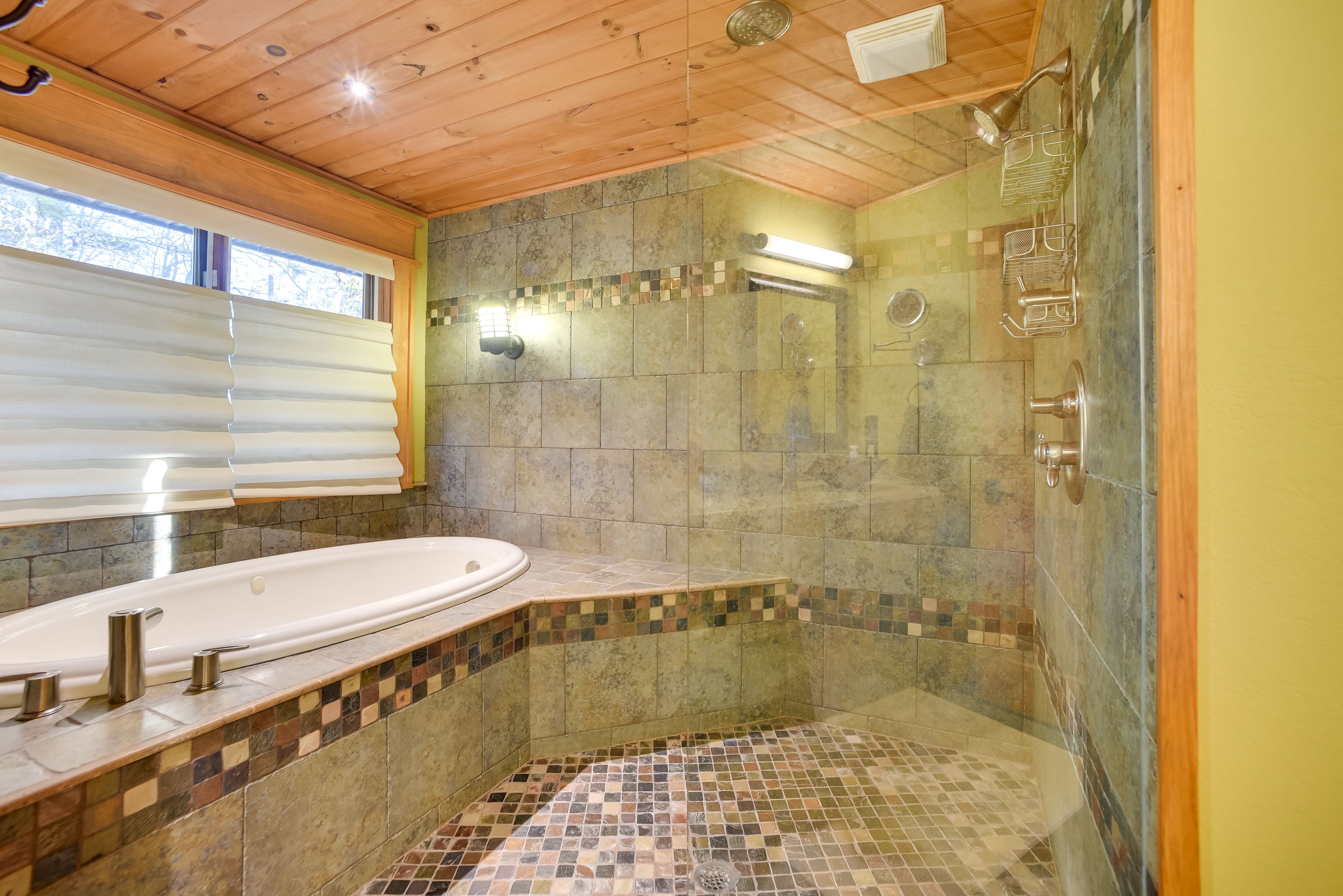 Full Bathroom | 2nd Floor | Hair Dryer | Jetted Tub