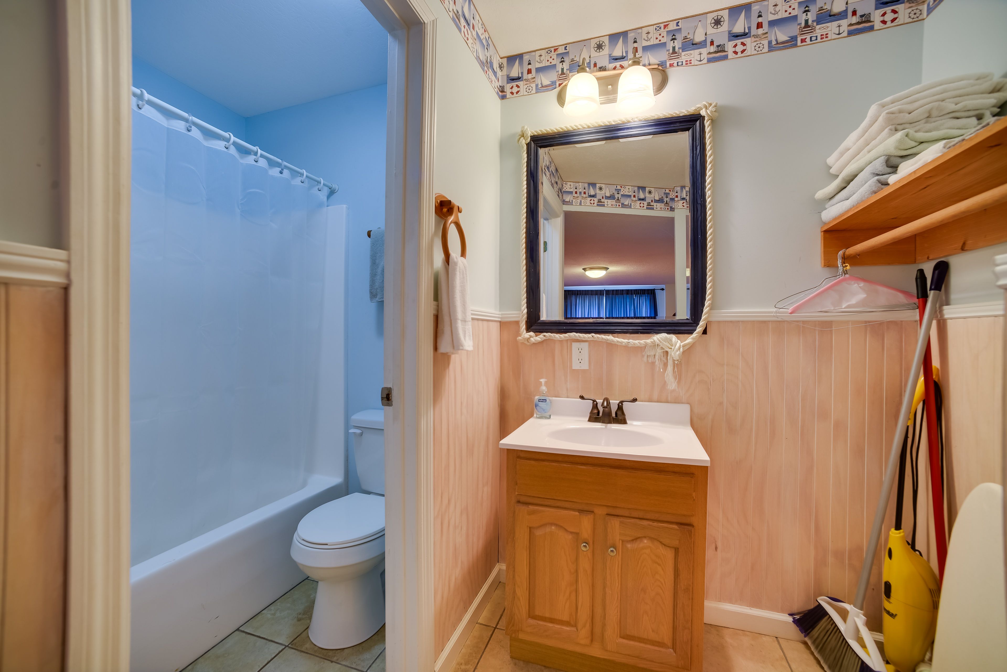 Full Bathroom | 1st Floor | Towels Provided