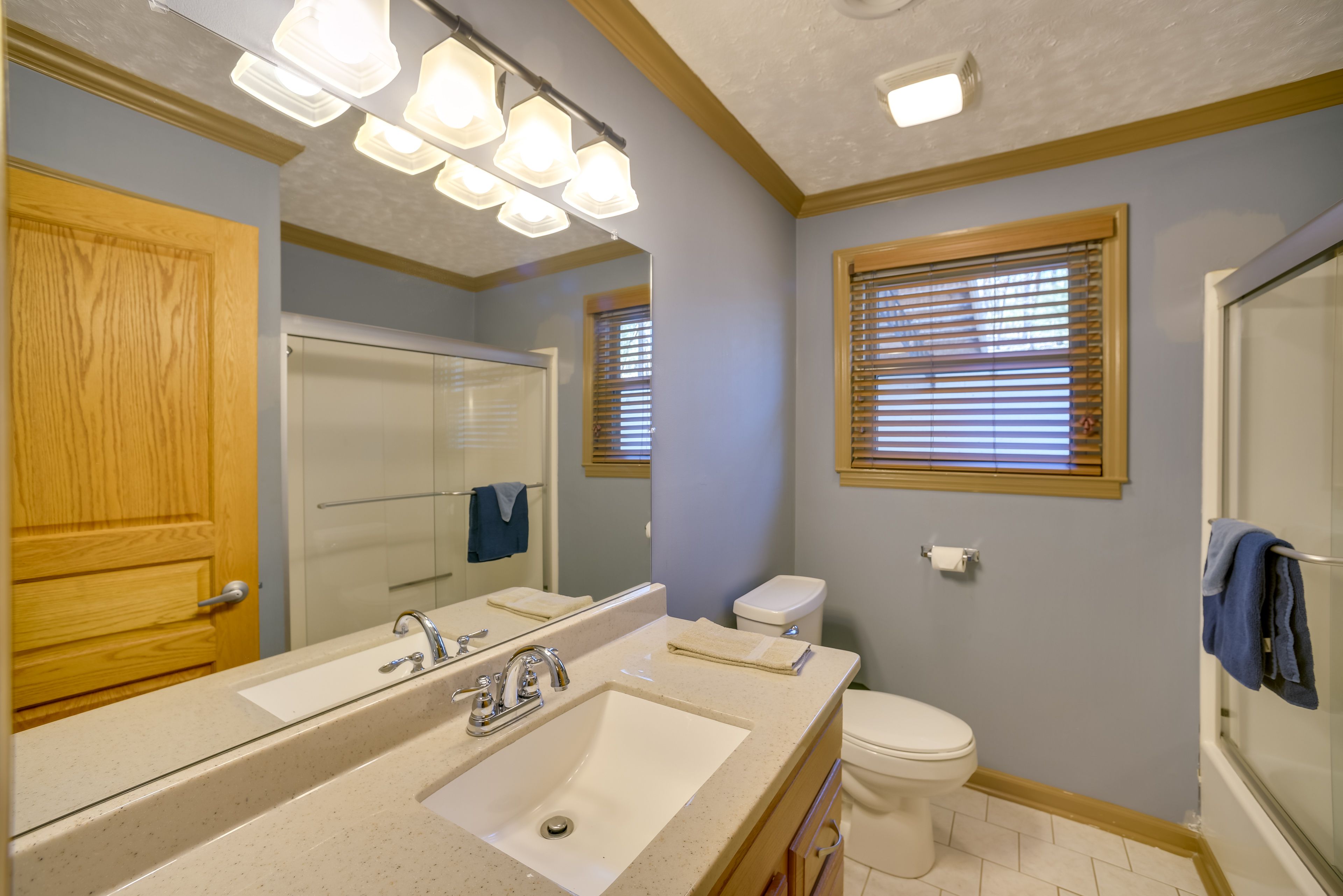 Full Bathroom | Towels Provided | Hair Dryer