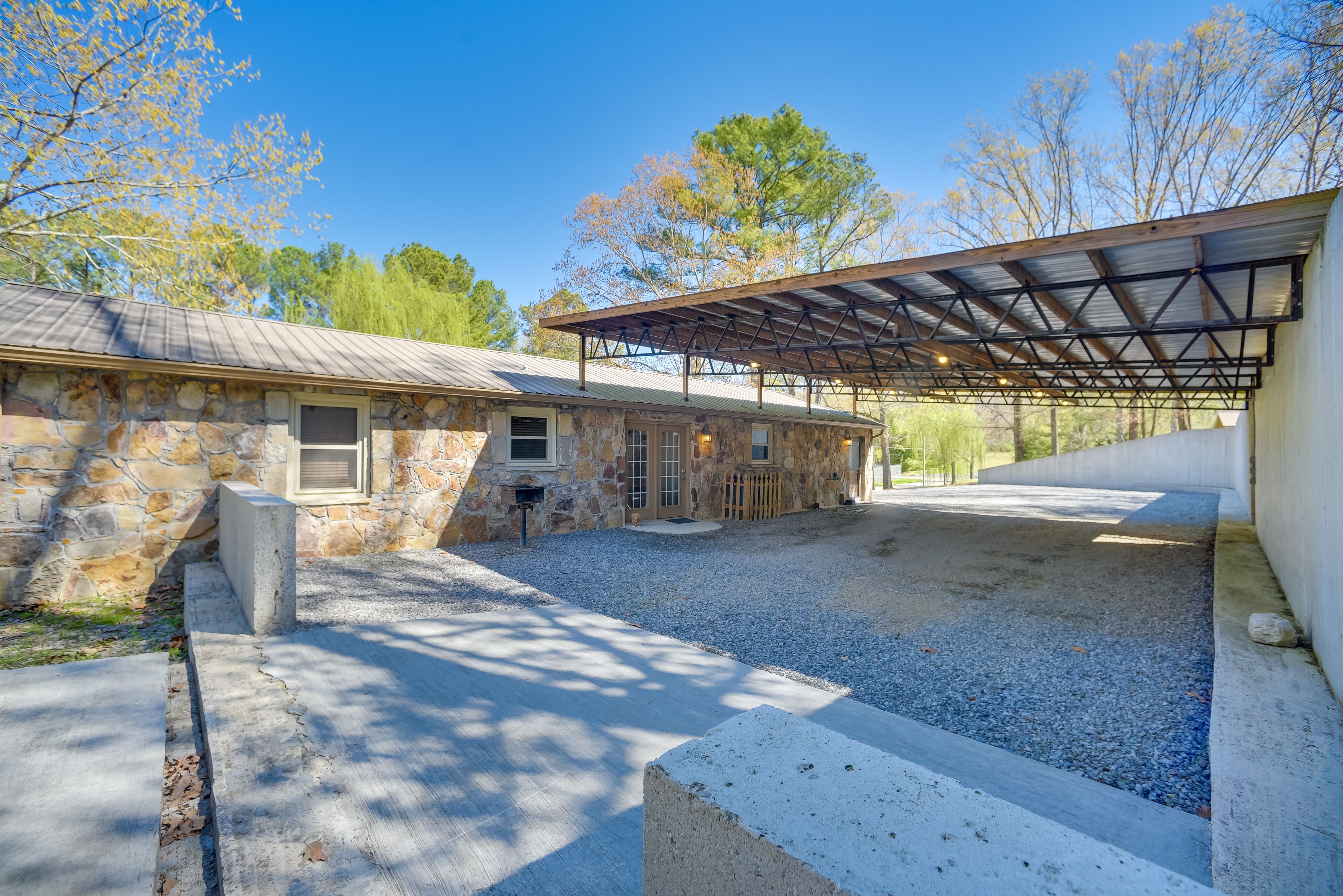 Parking | Covered (2 Vehicles) | Gravel Driveway (6 Vehicles) | Boat Parking