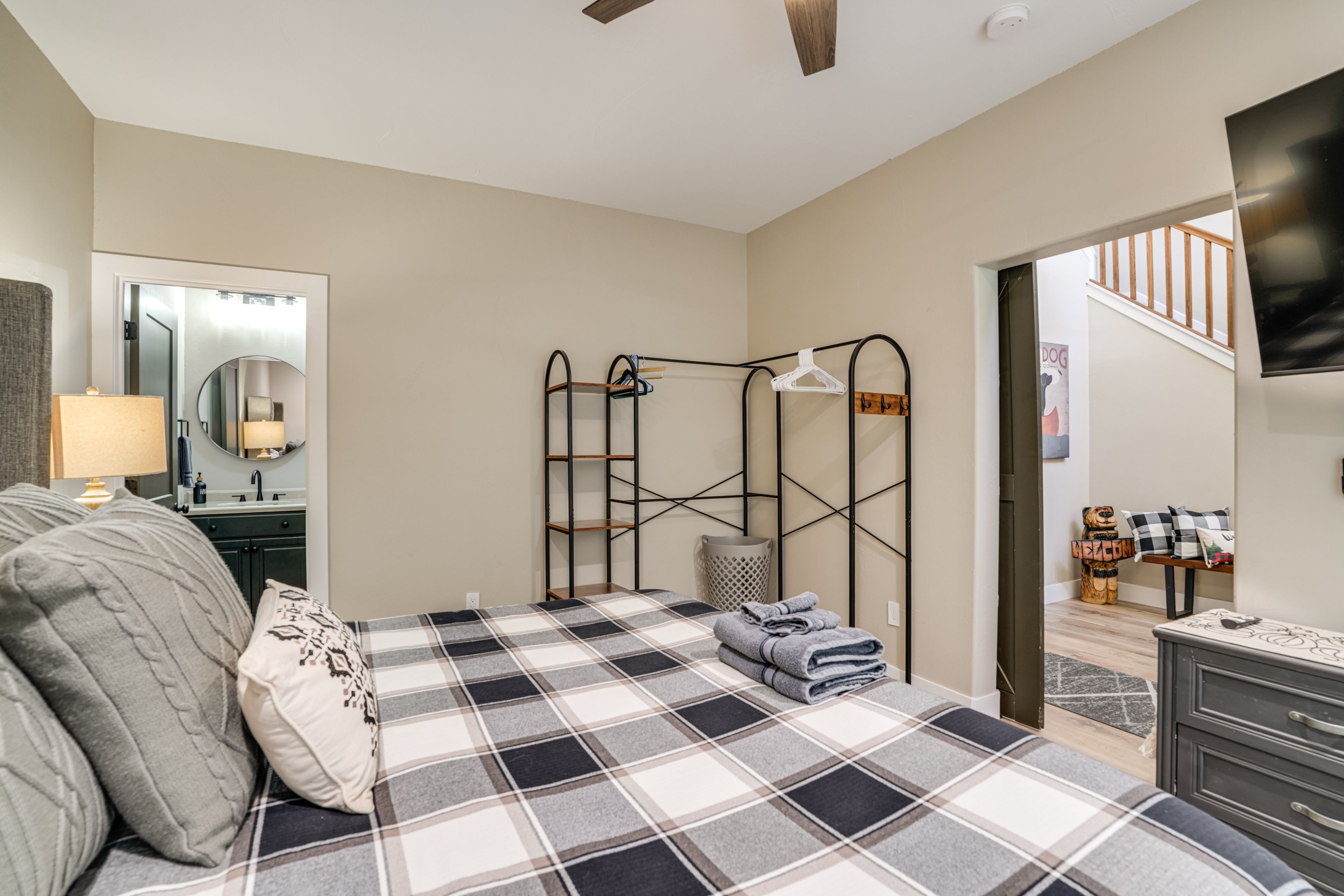 Bedroom 4 | 1st Floor | Queen Bed | Smart TV w/ Cable