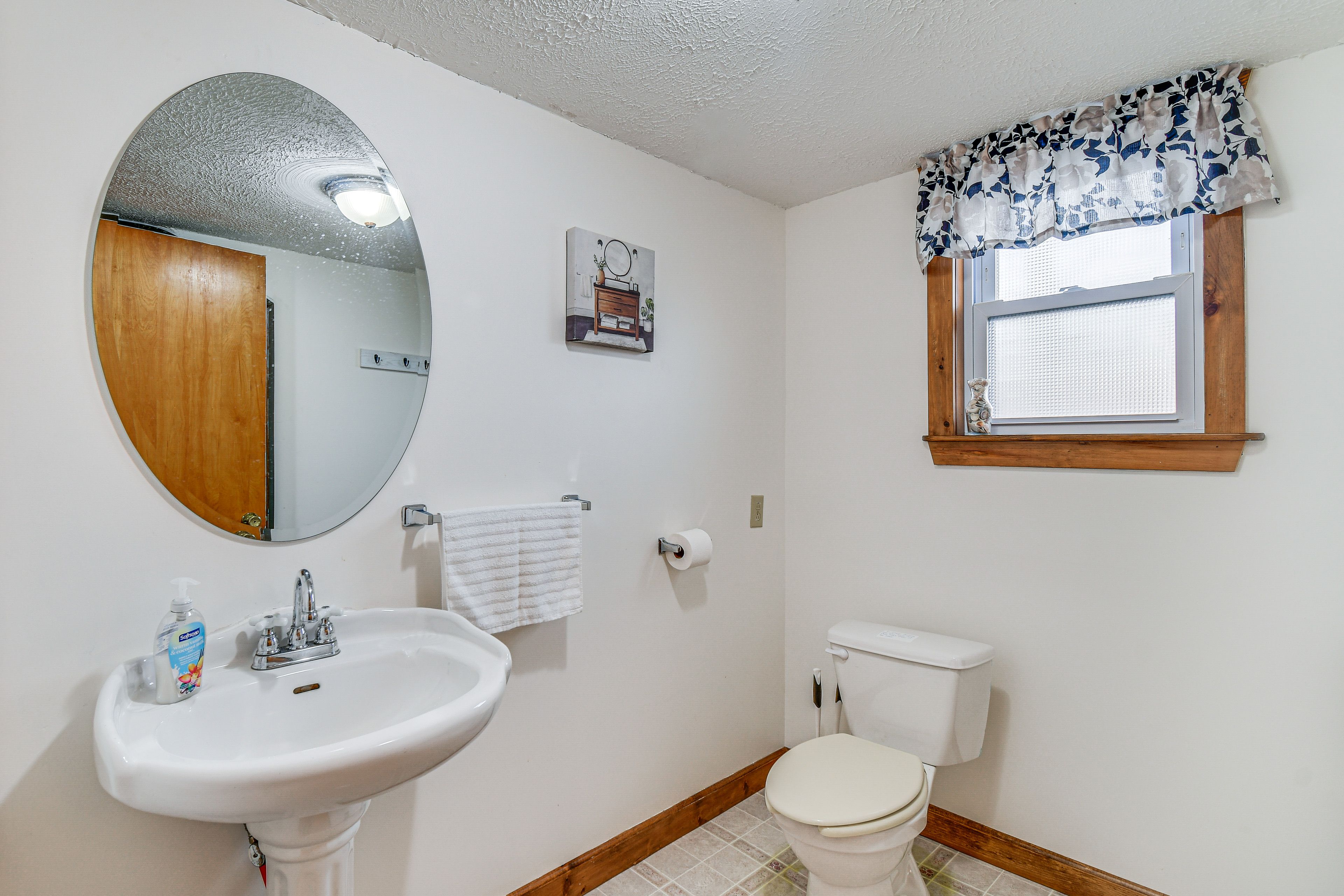 Full Bathroom | 2nd Floor | Walk-In Shower | Towels Provided
