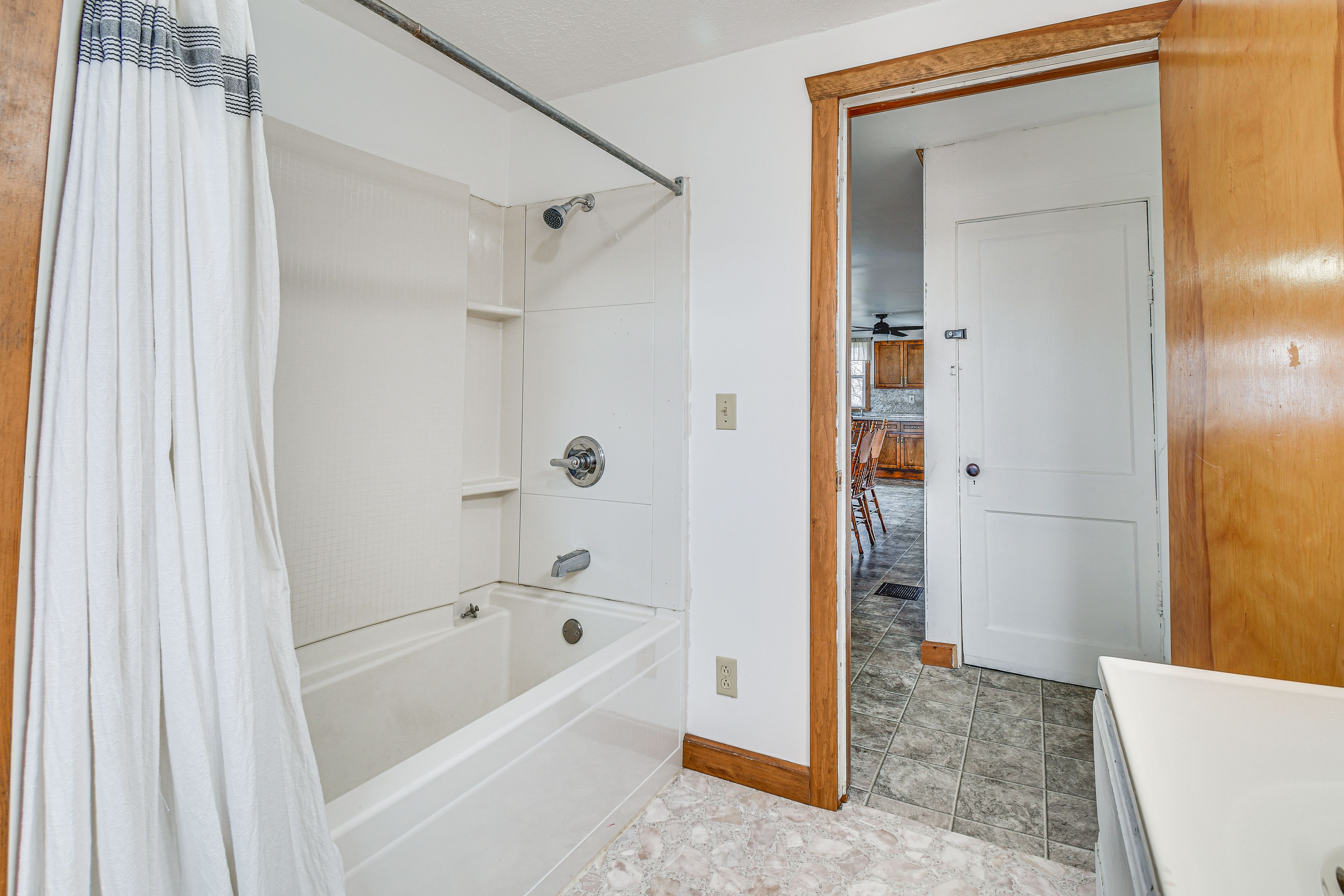 Full Bathroom | 1st Floor | Shower/Tub Combo | Complimentary Toiletries