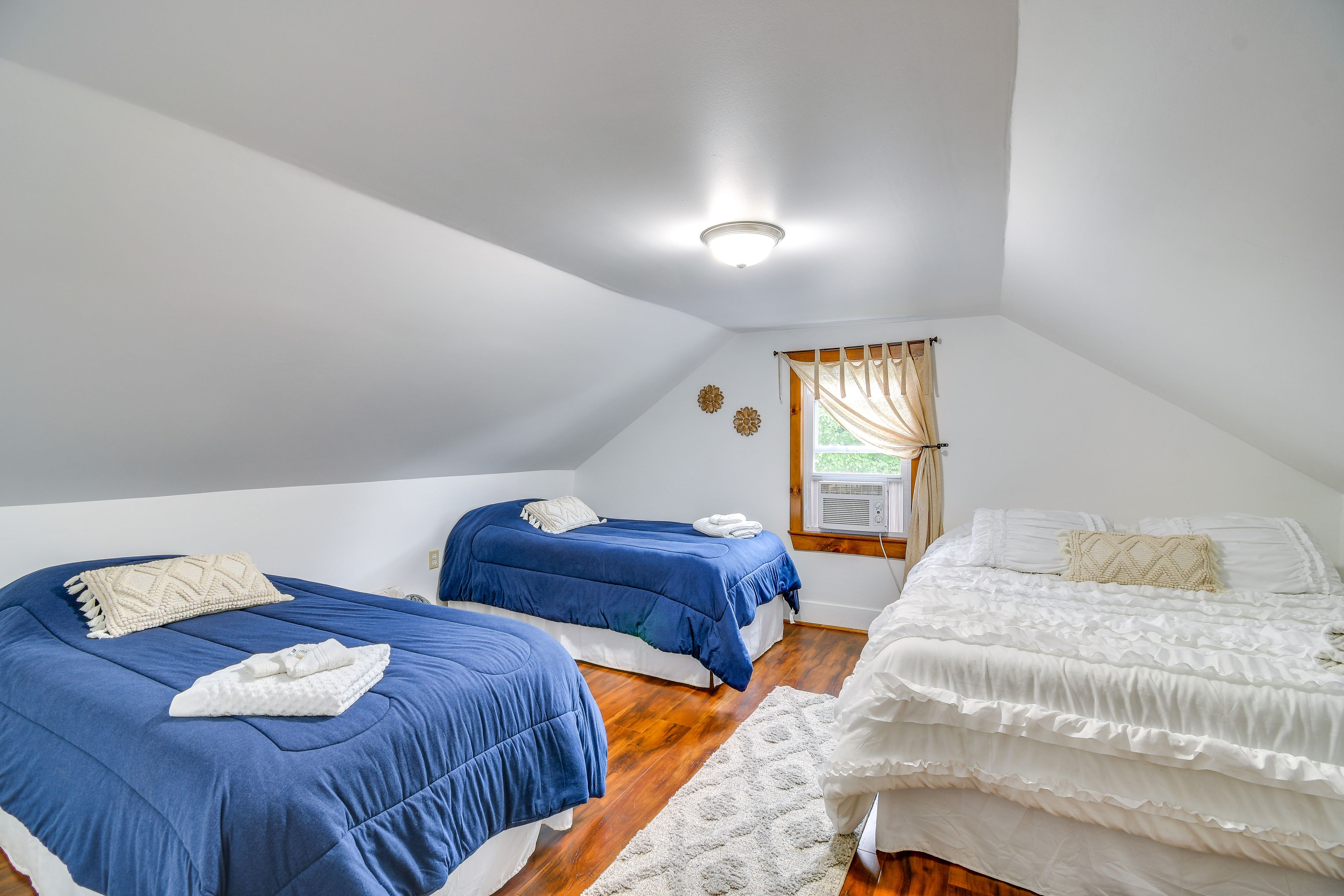 Bedroom 4 | 2nd Floor | Queen Bed | 2 Twin Beds