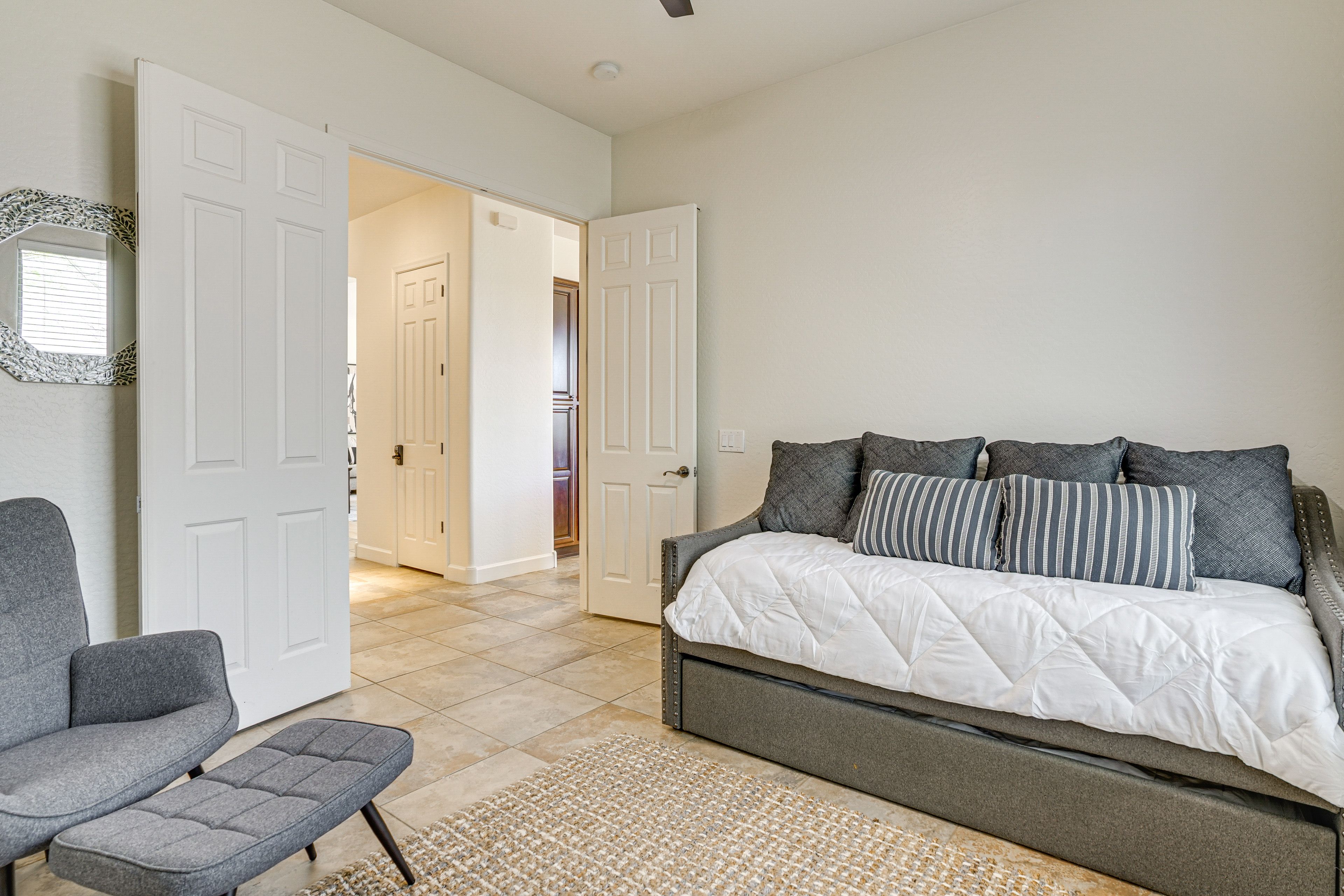 Bedroom 4 | Twin Daybed w/ Twin Trundle