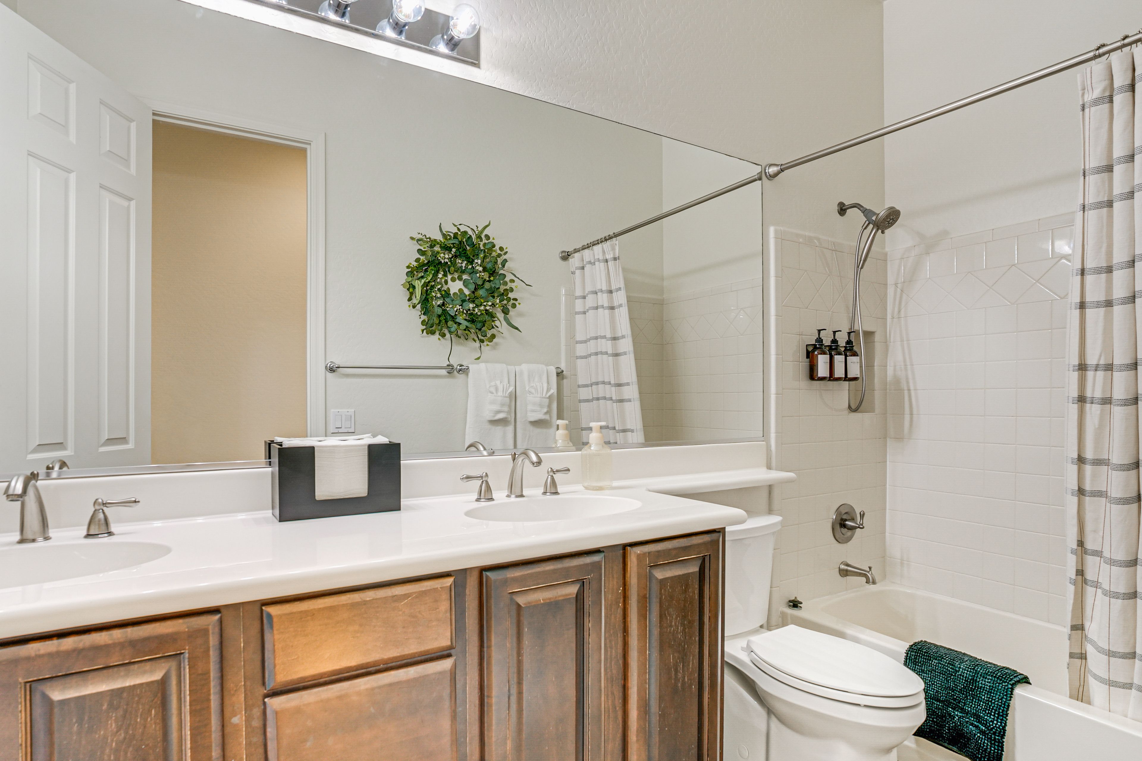 Full Bathroom | Towels Provided | Complimentary Toiletries