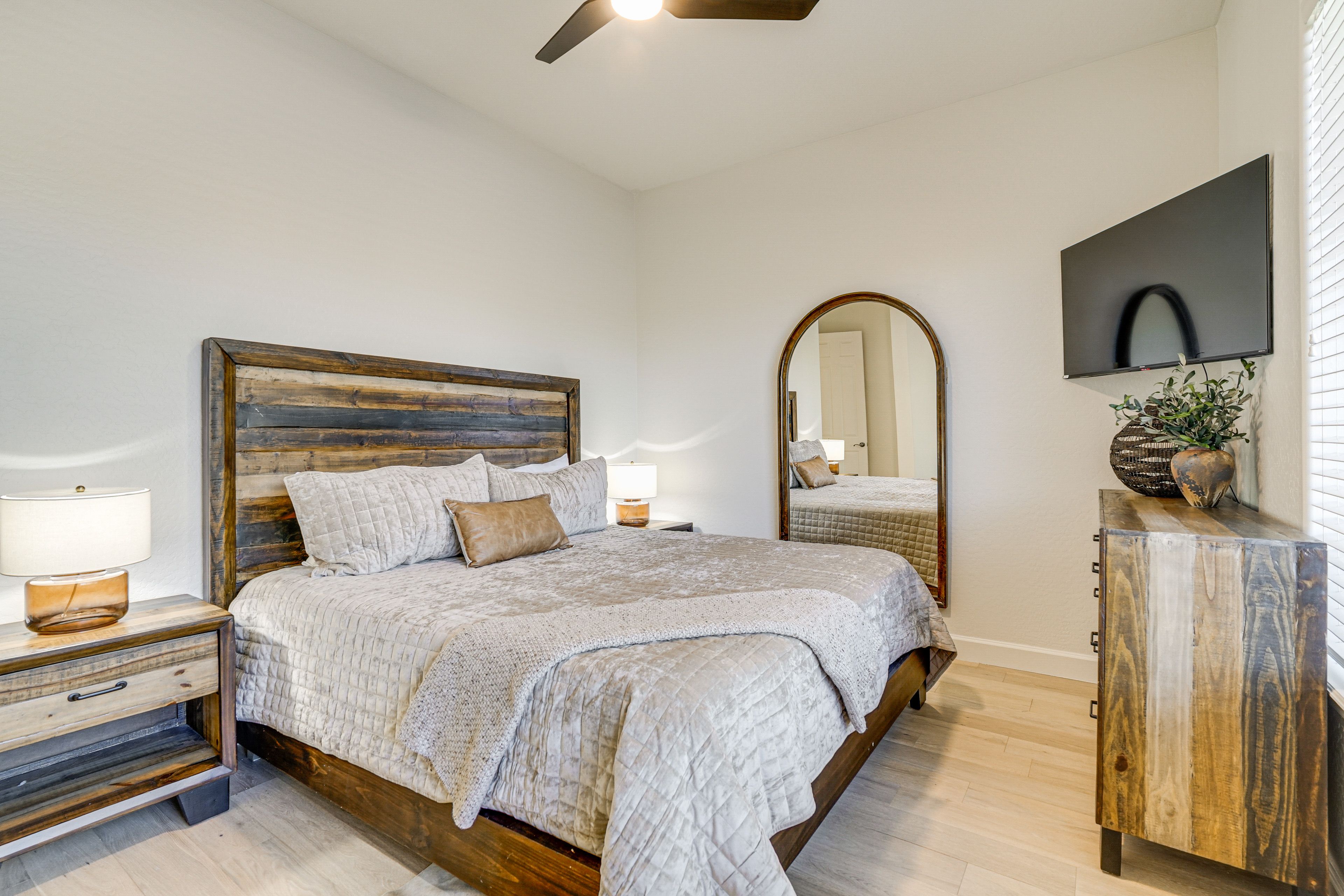Bedroom 2 | King Bed | Hangers