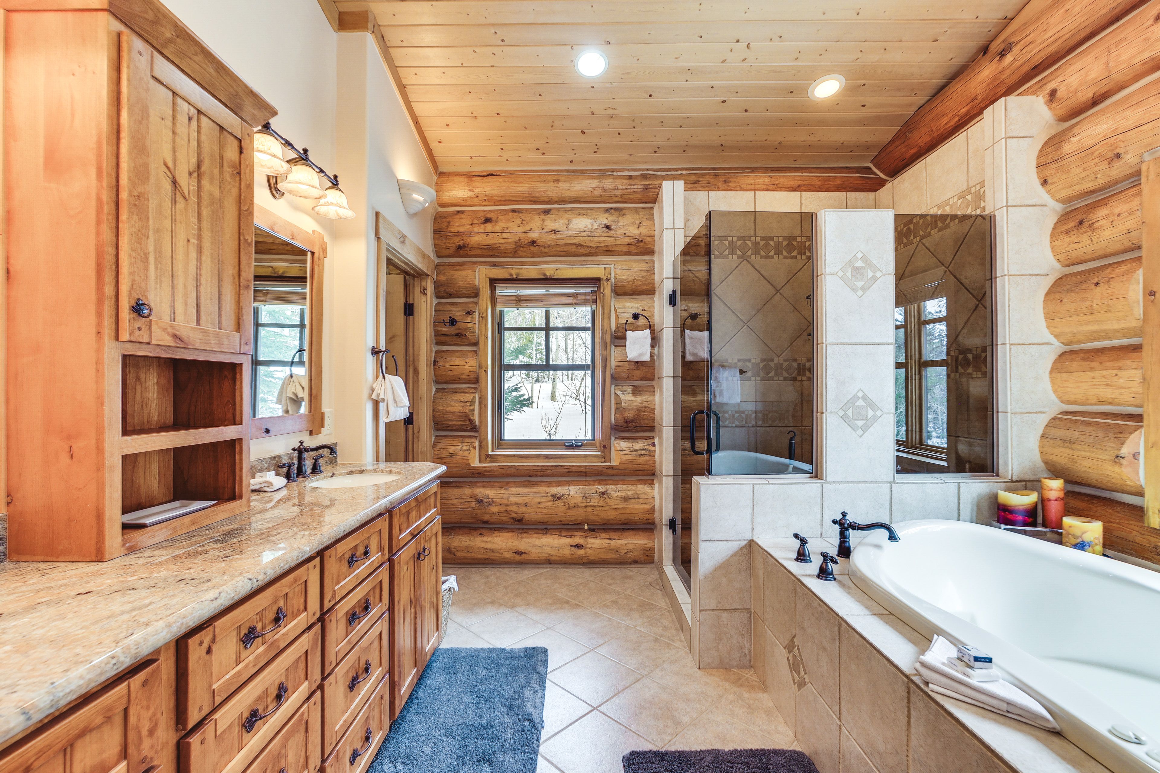 En-Suite Bathroom | Main Level | Jetted Tub | Towels Provided