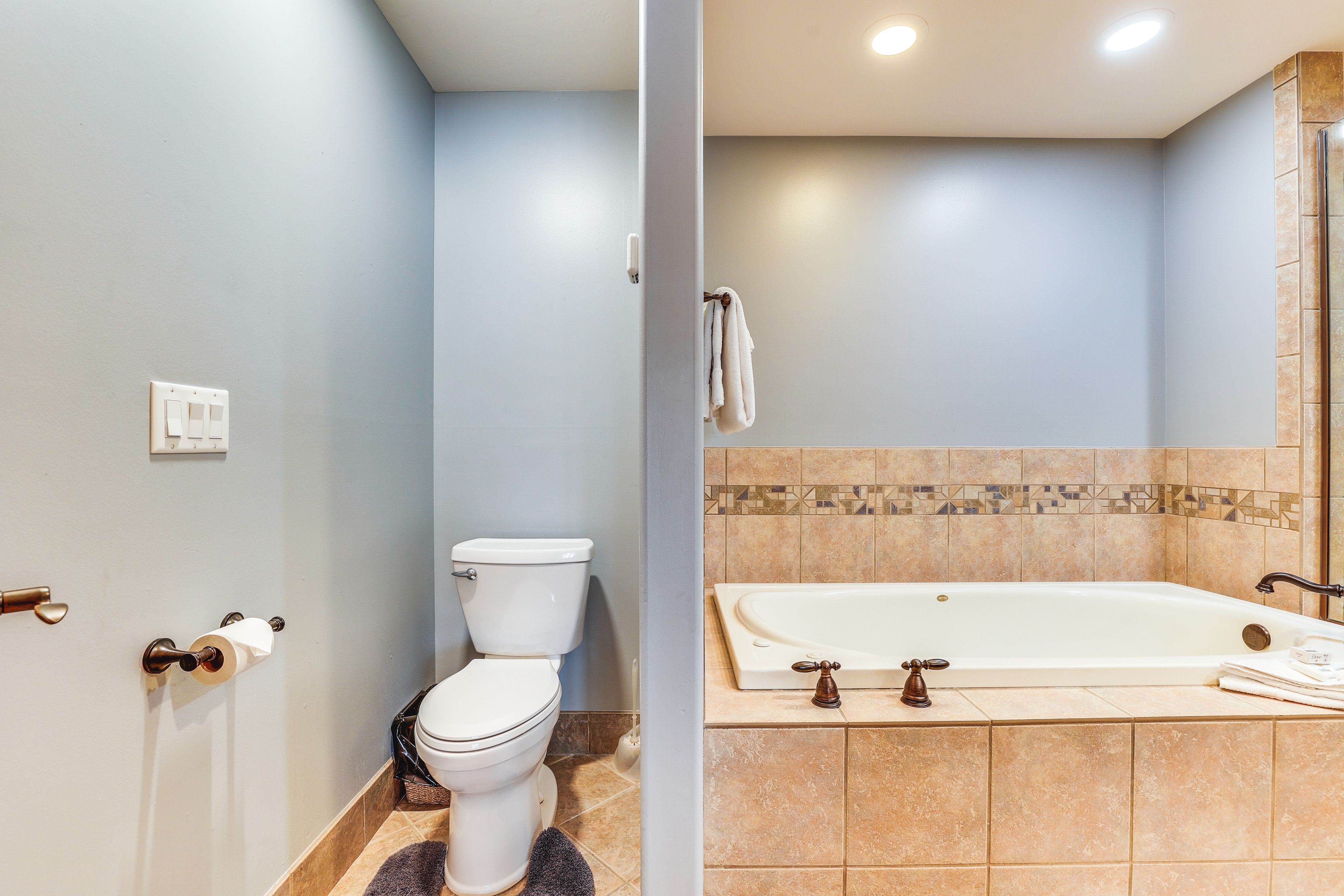 En-Suite Bathroom | Lower Level | Complimentary Toiletries
