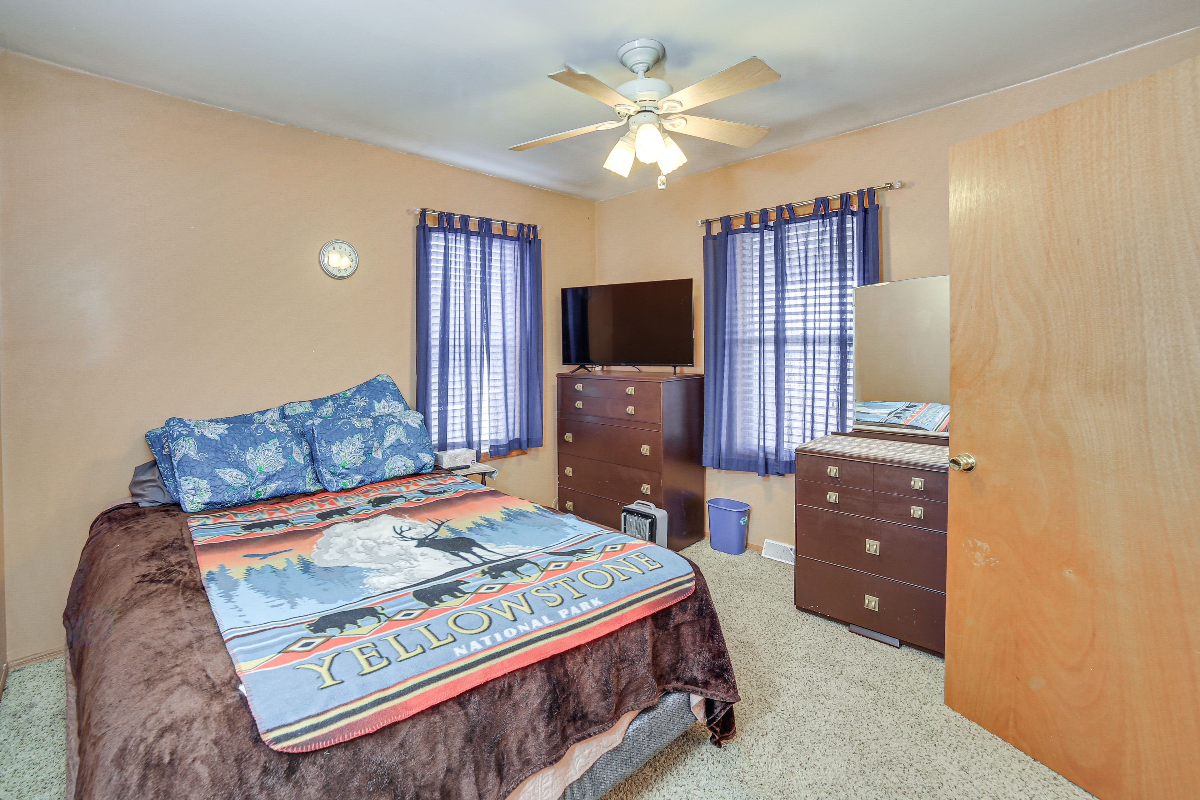 Bedroom 1 | Full Bed | Linens Provided | 1st Floor
