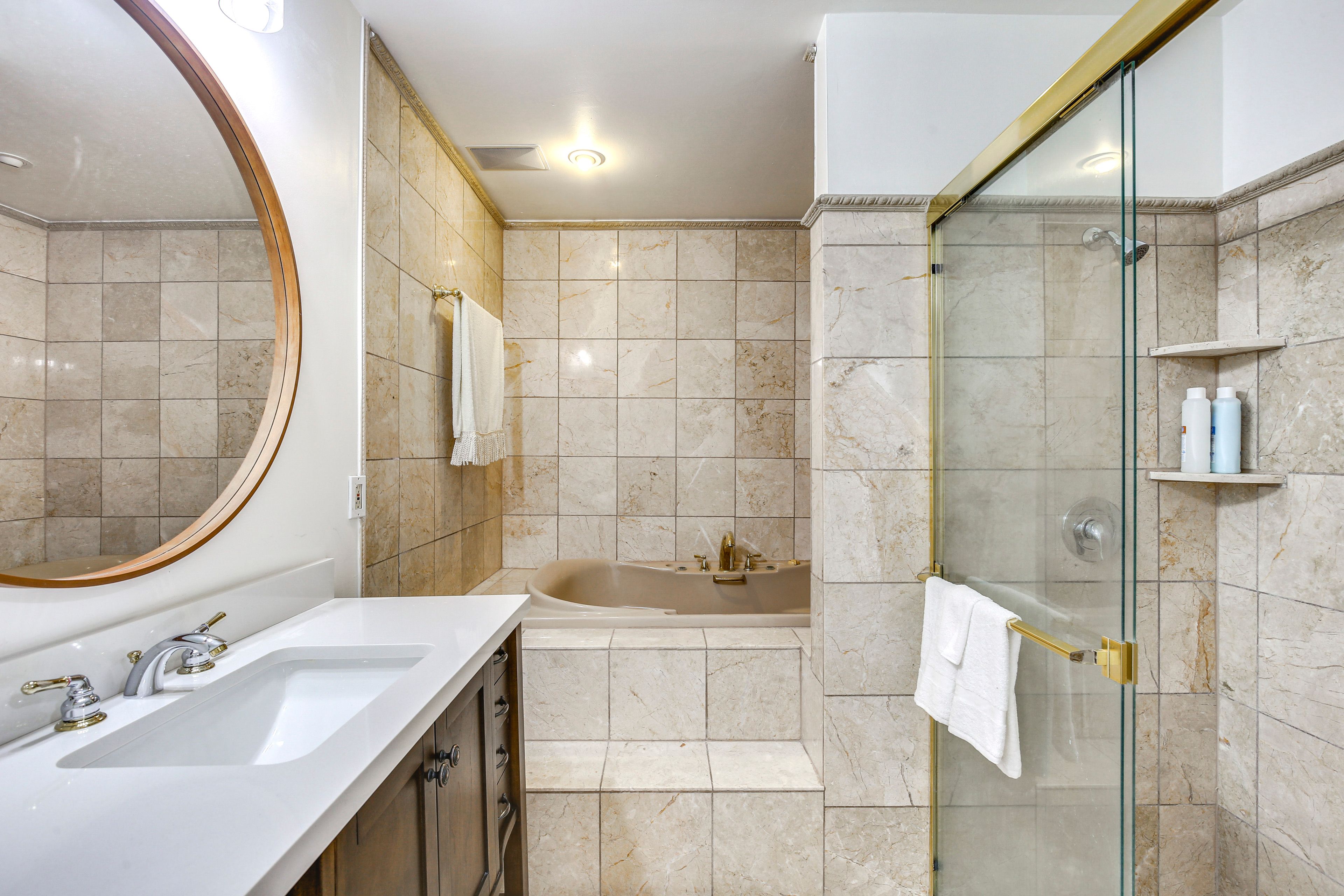 Full Bathroom | Separate Tub & Shower
