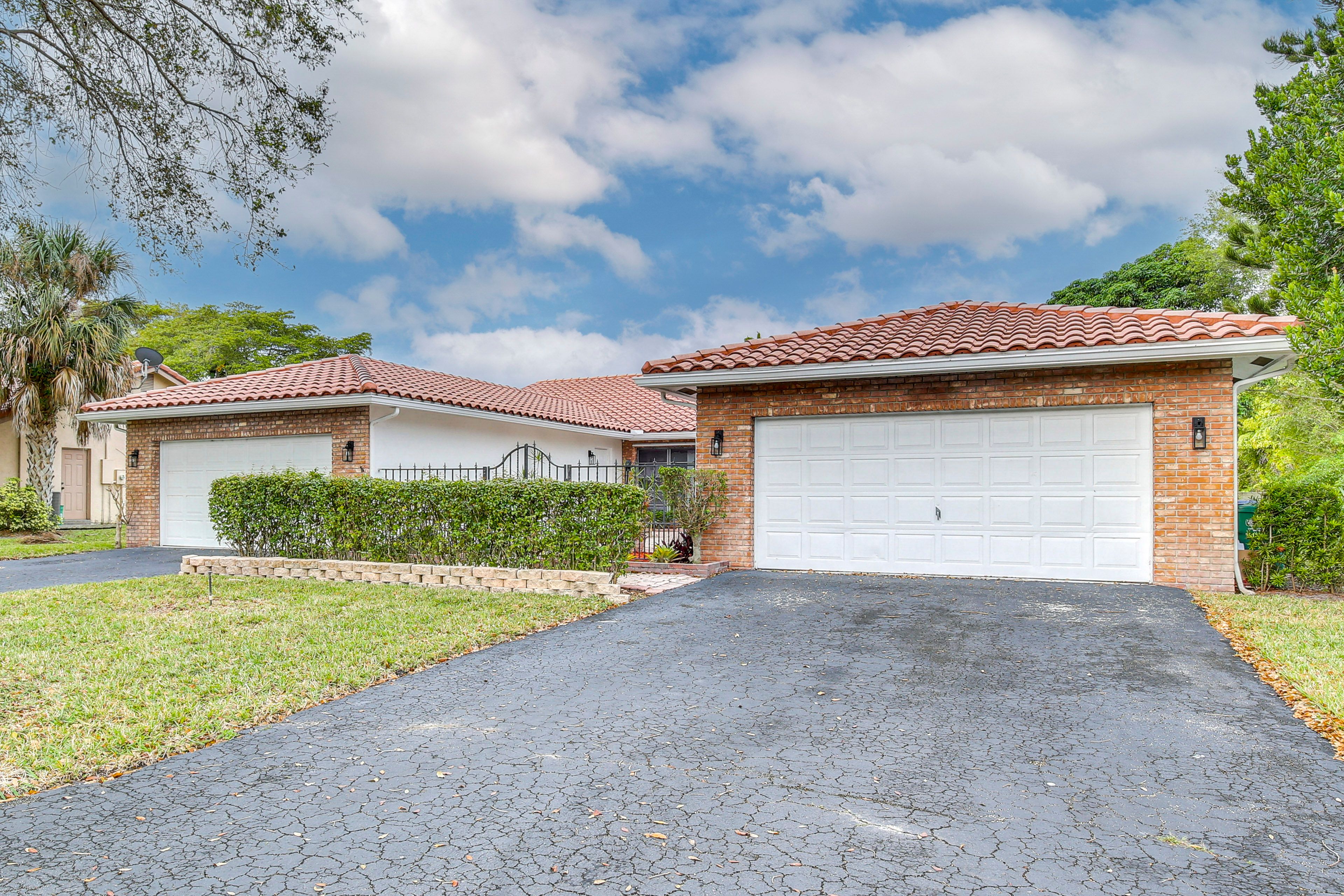 Home Exterior | Central Air Conditioning | Free WiFi
