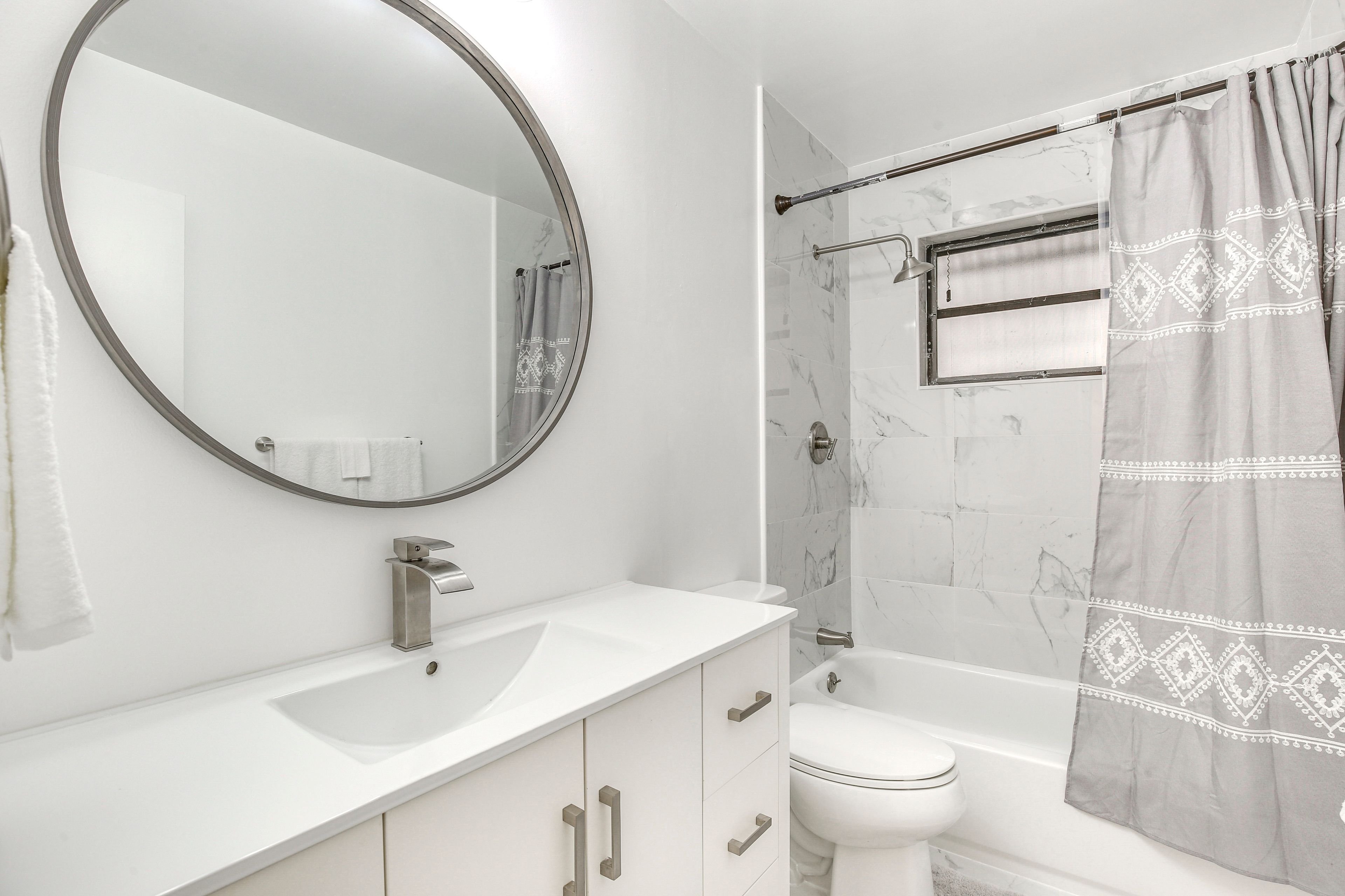 Full Bathroom | Complimentary Toiletries