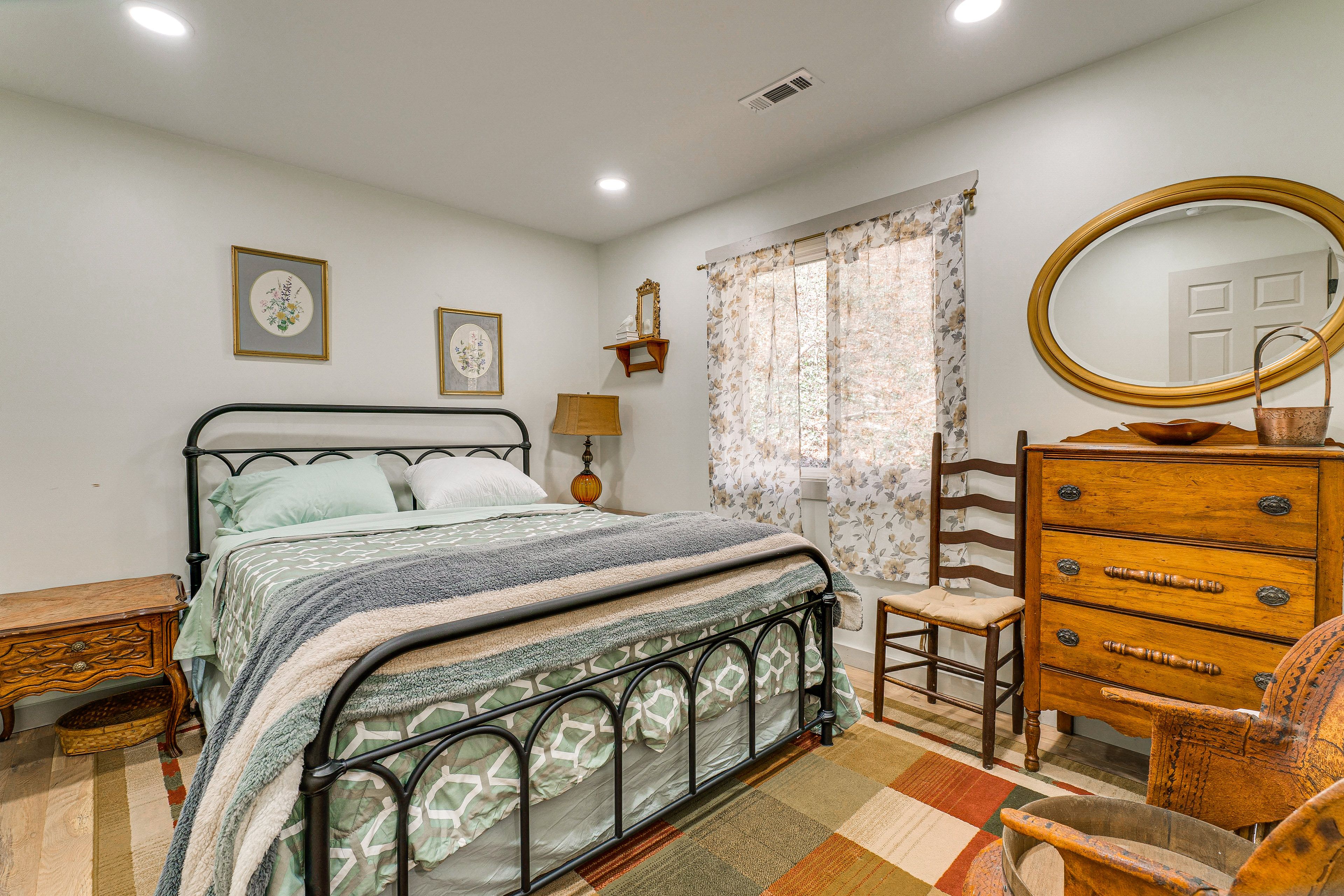 Bedroom 2 | Queen Bed