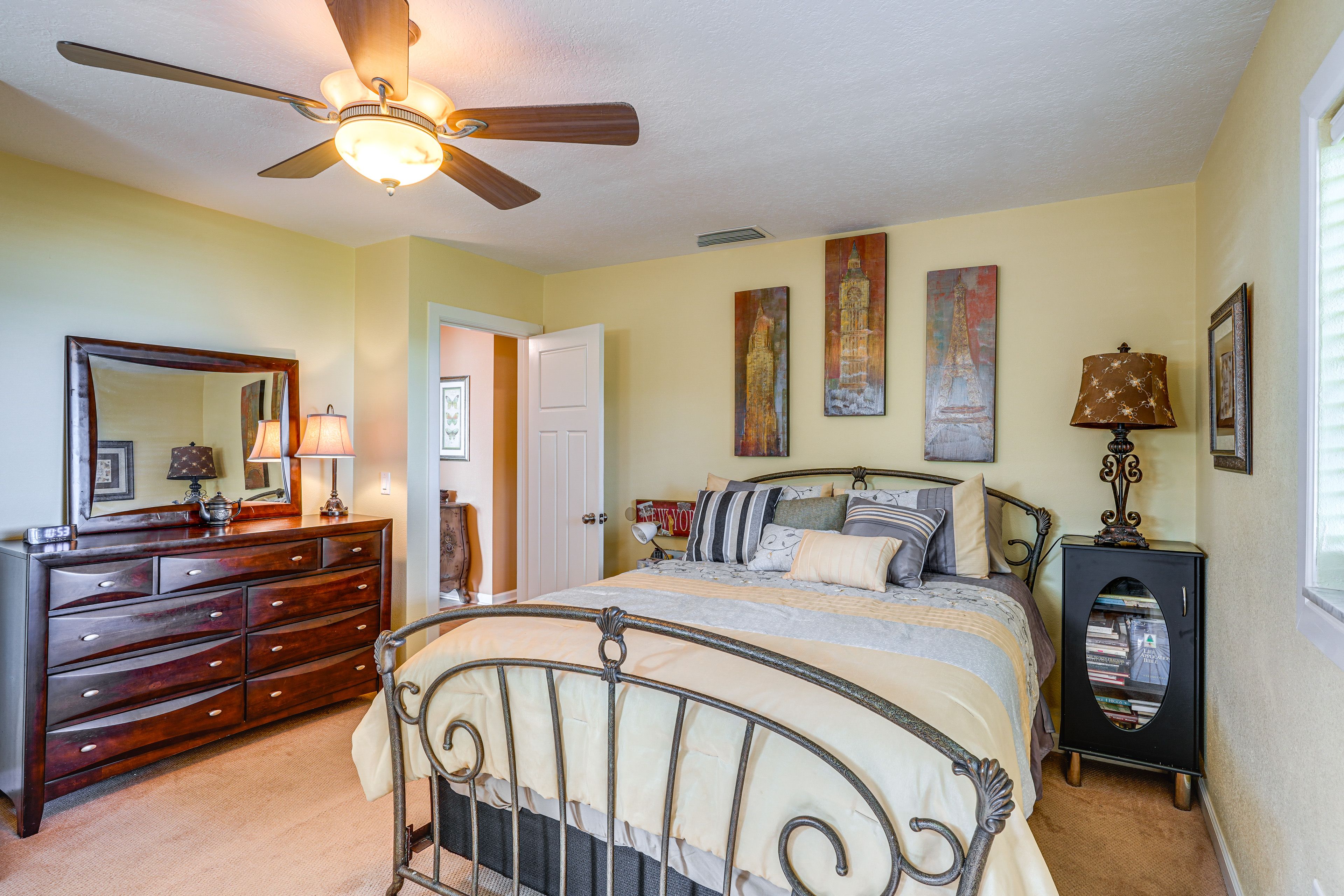 Bedroom 1 | Queen Bed