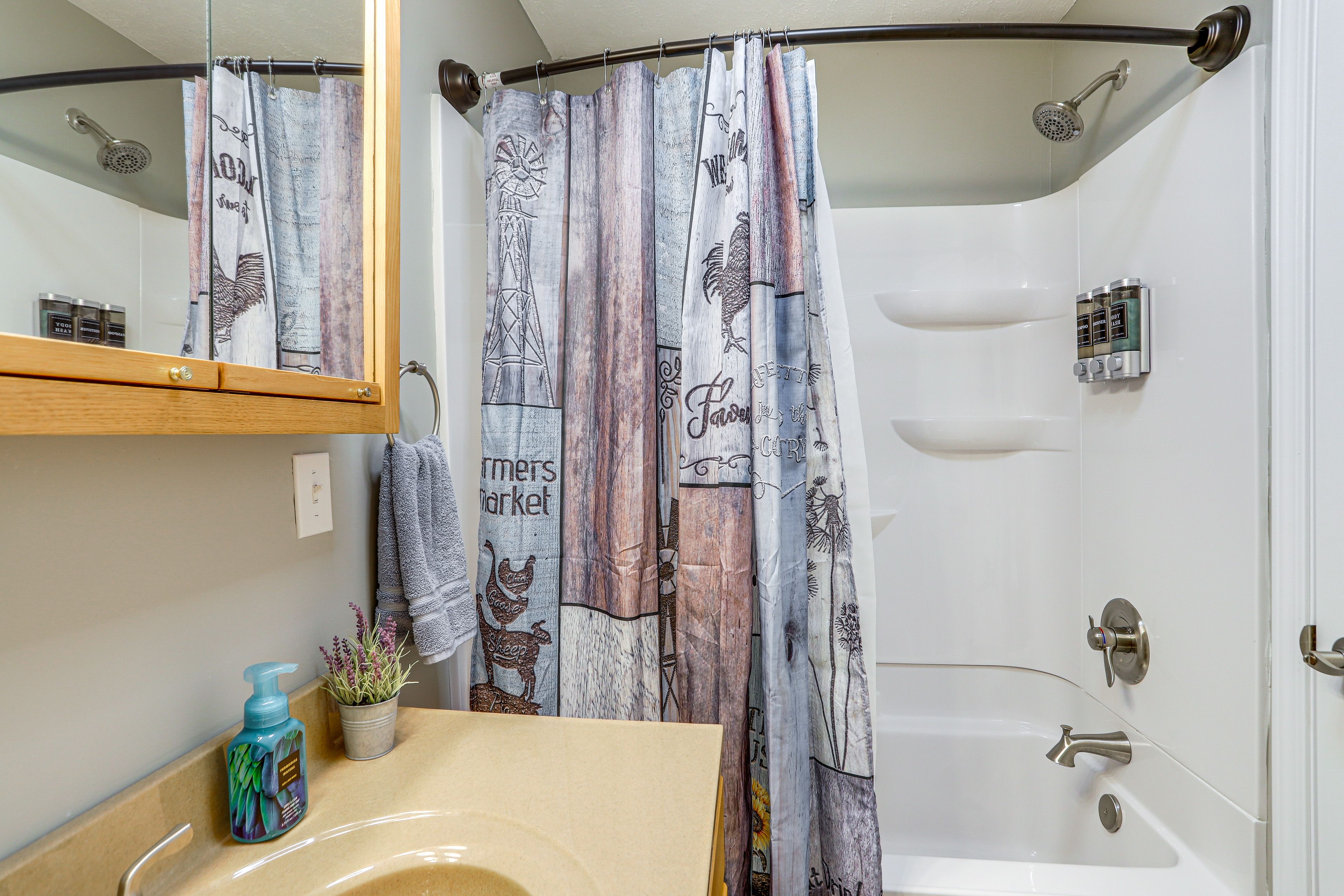 Full Bathroom | Complimentary Toiletries | Towels Provided | 1st Floor