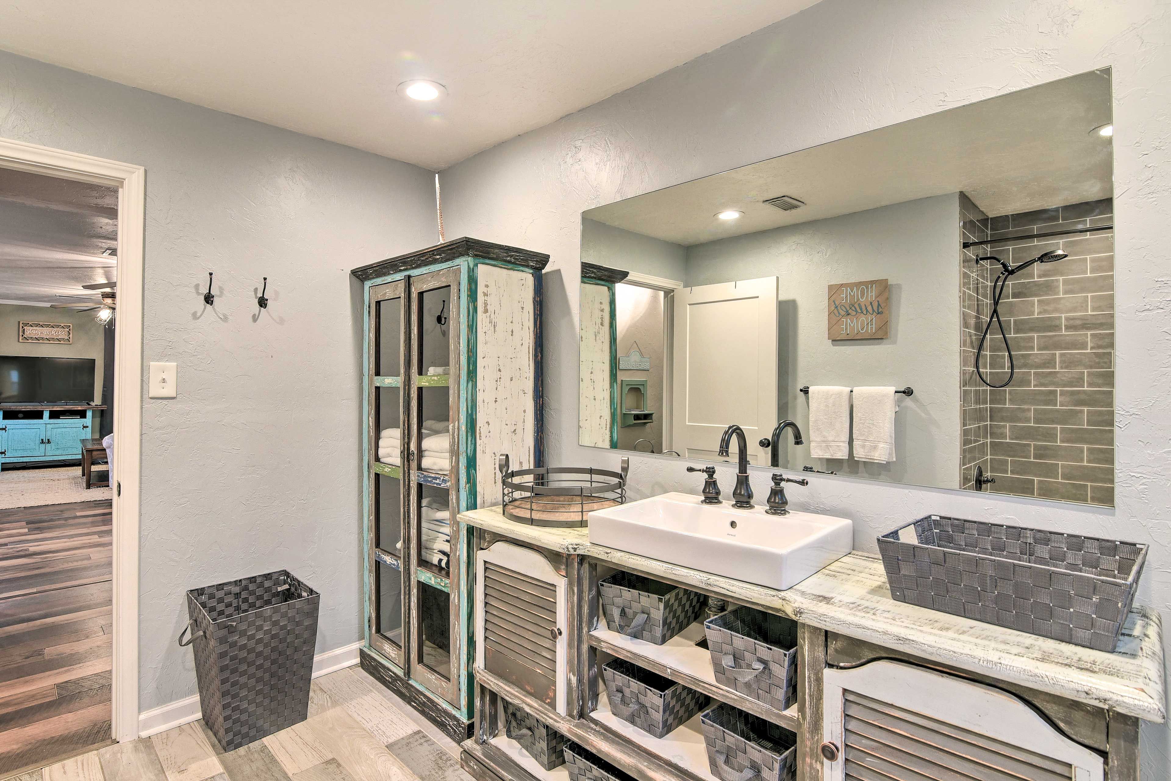 En-Suite Bathroom | Main House | Towels Provided
