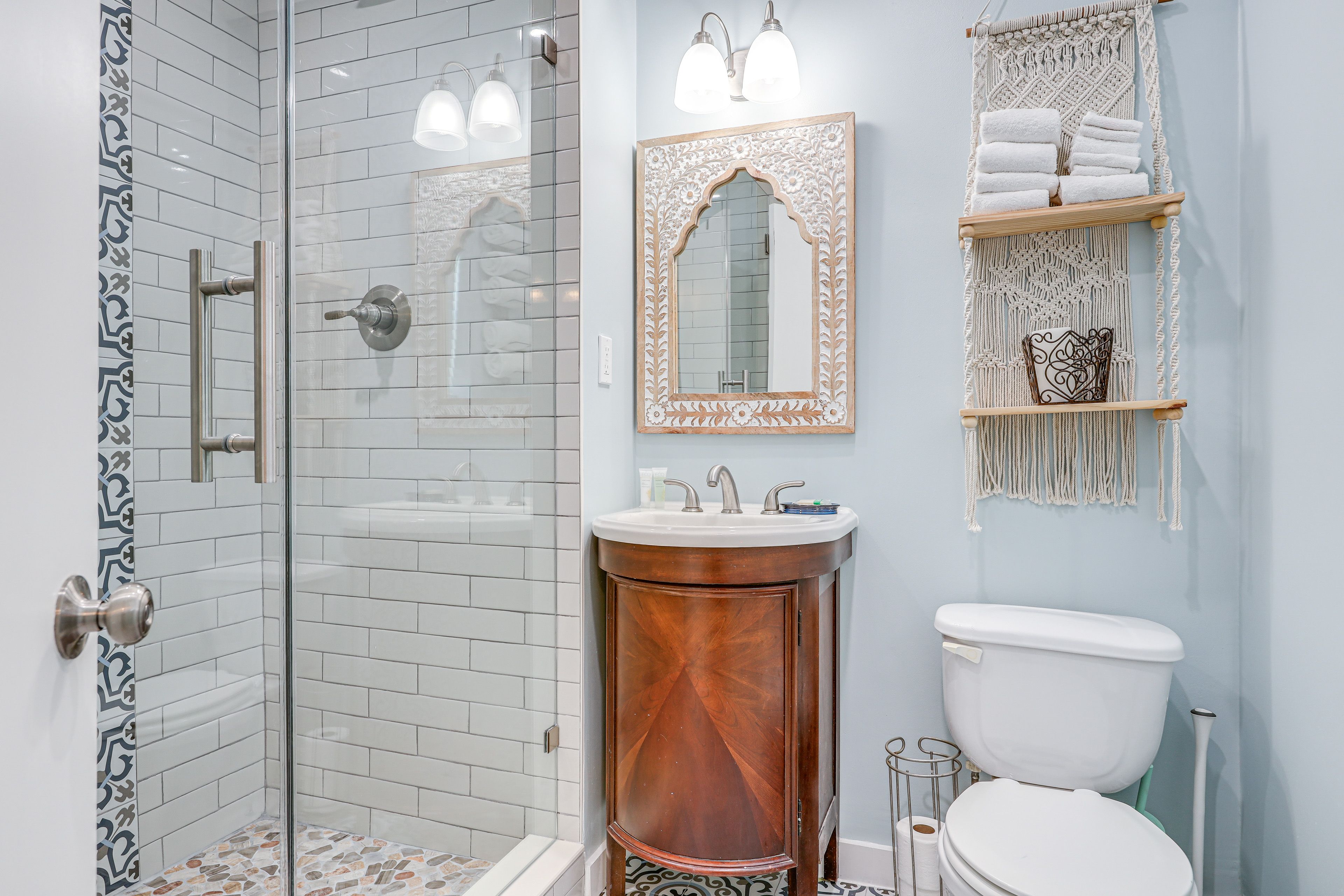 Detached Studio | Full Bathroom | Complimentary Toiletries