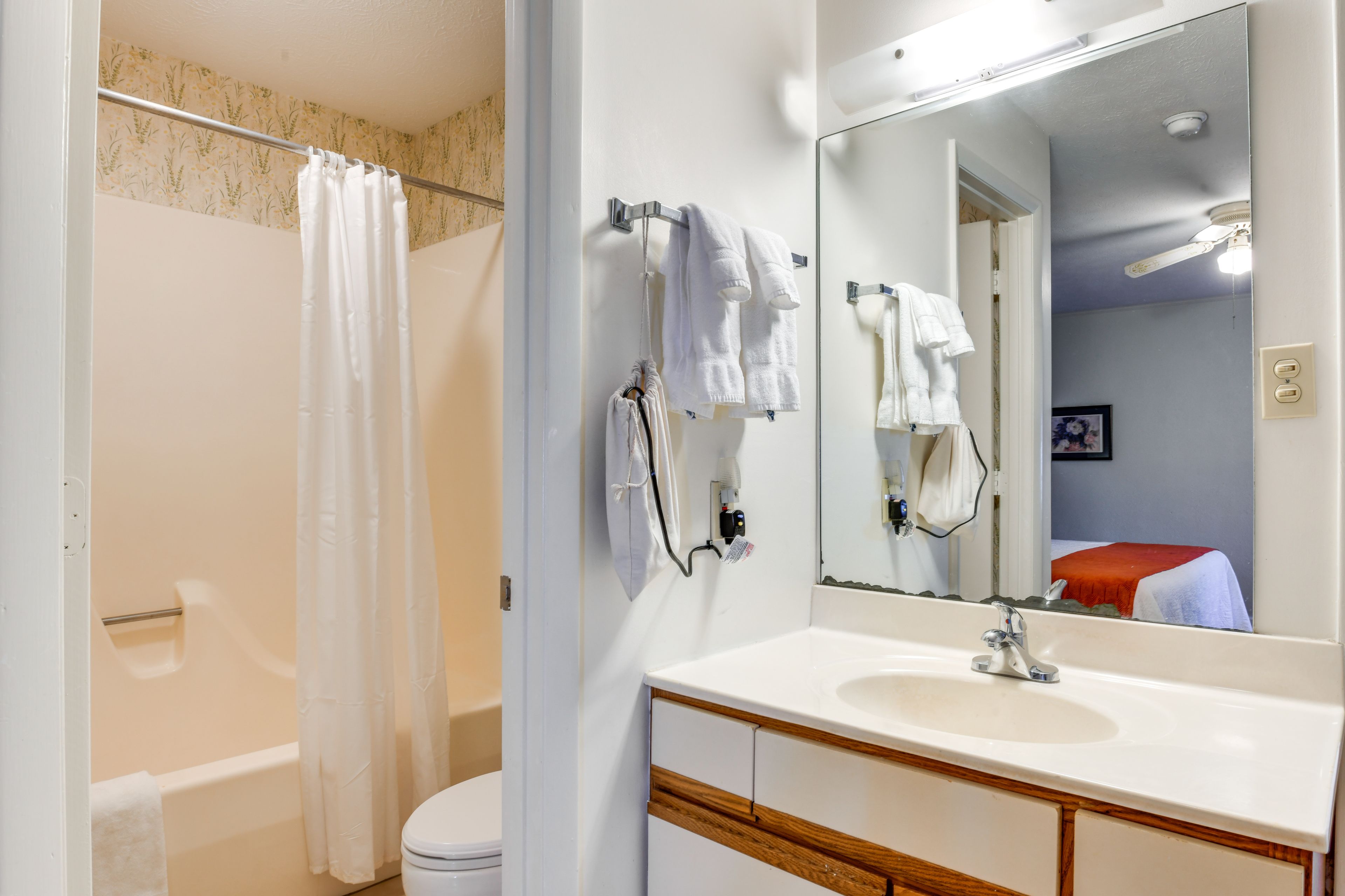 Studio | Full Bathroom | Towels Provided | Complimentary Toiletries