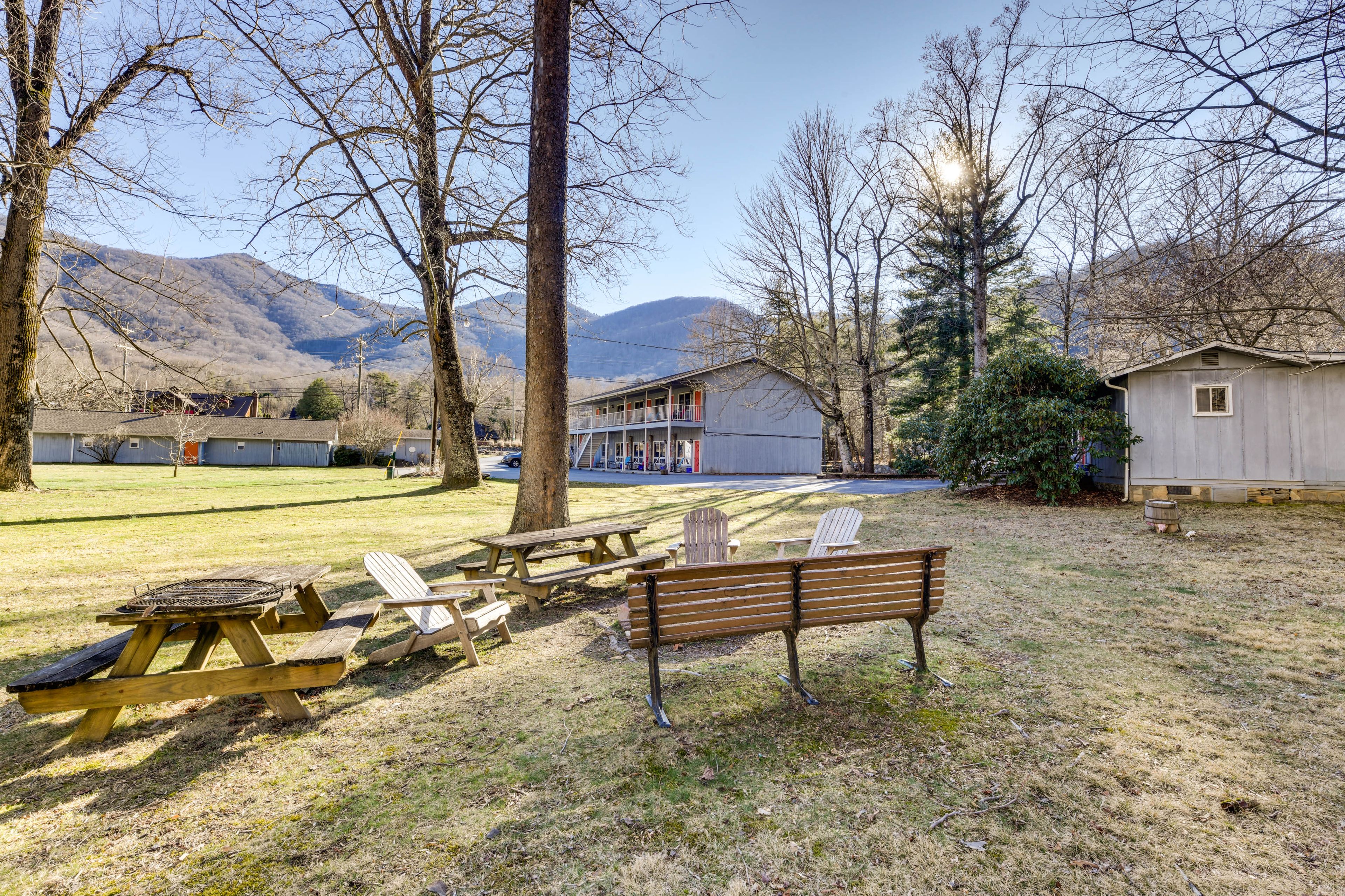 Meadowlark Motel | Picnic Area w/ Mountain Views