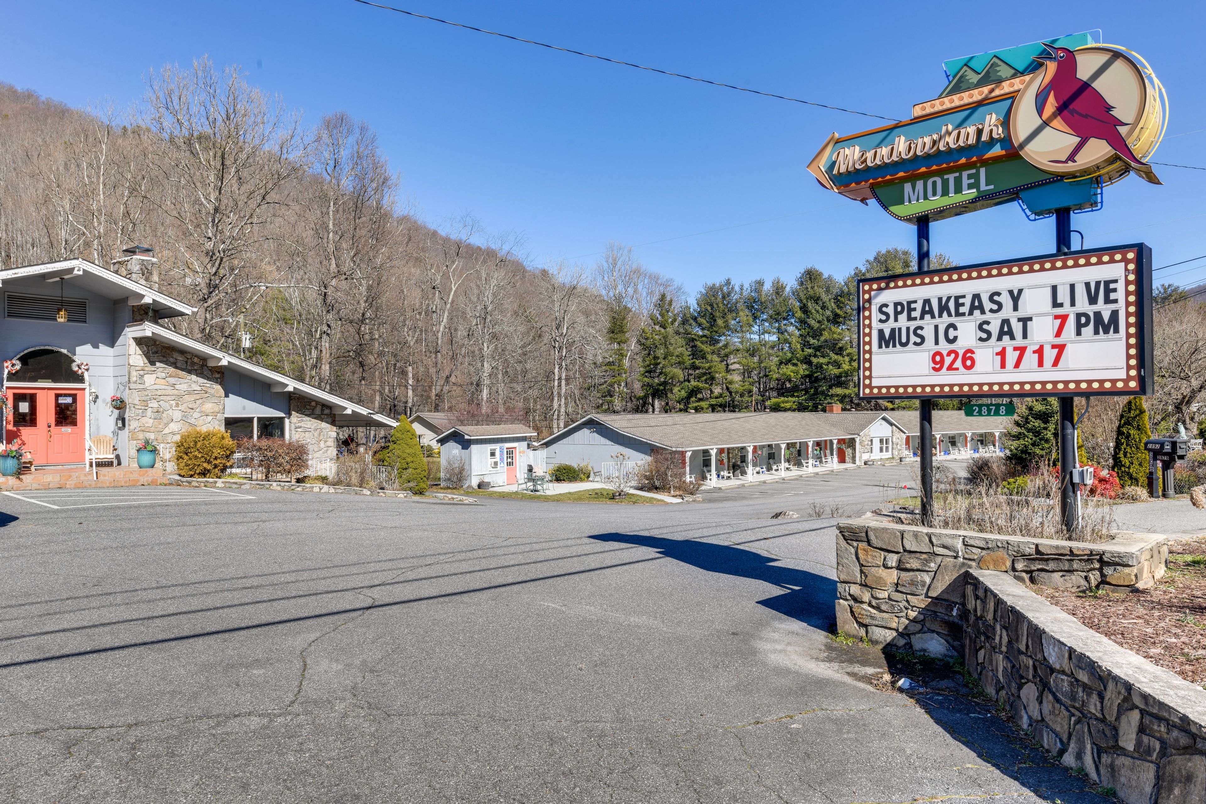 Meadowlark Motel | Bar + Live Music On-Site