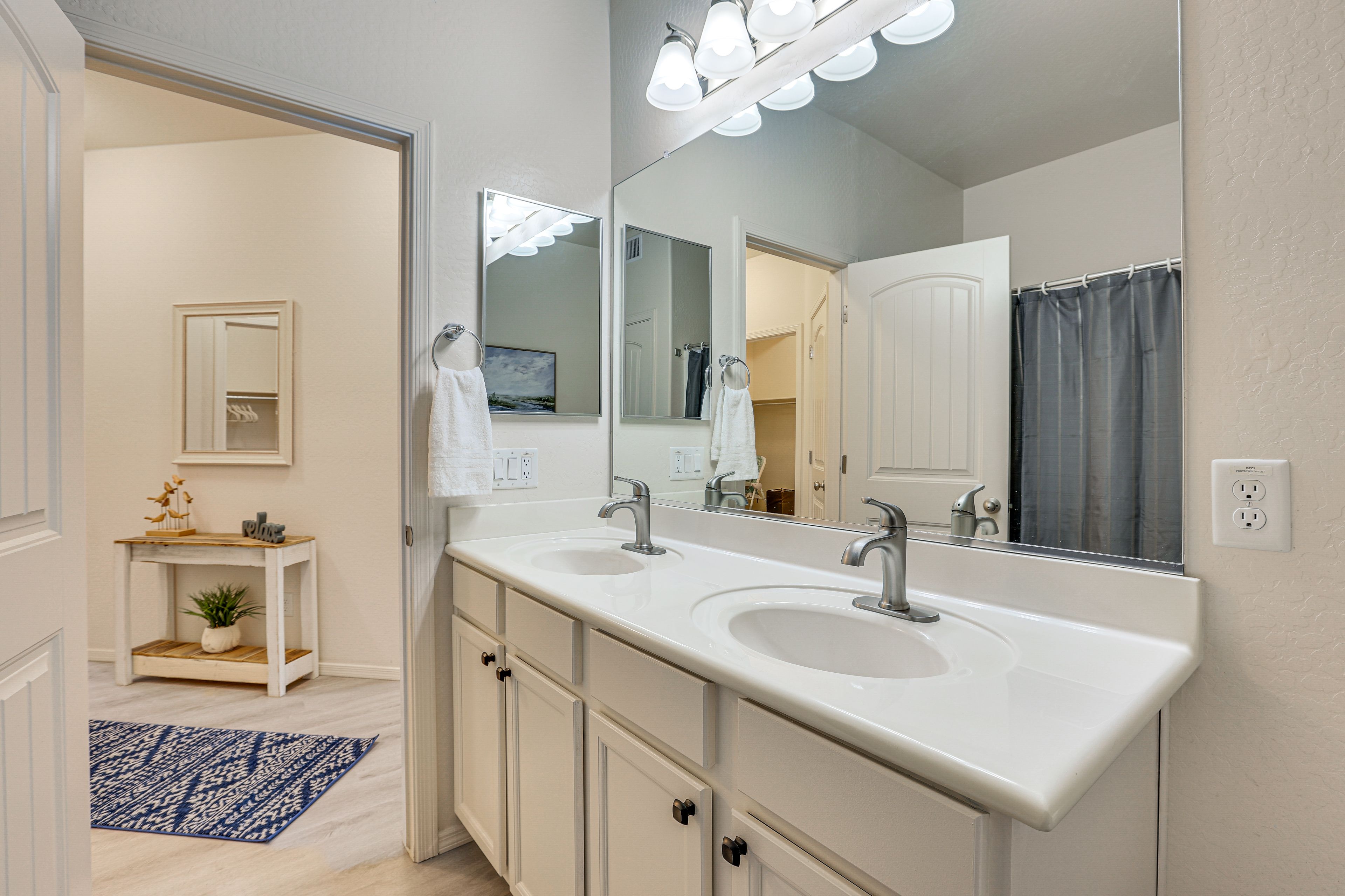 En-Suite Bathroom | Towels Provided