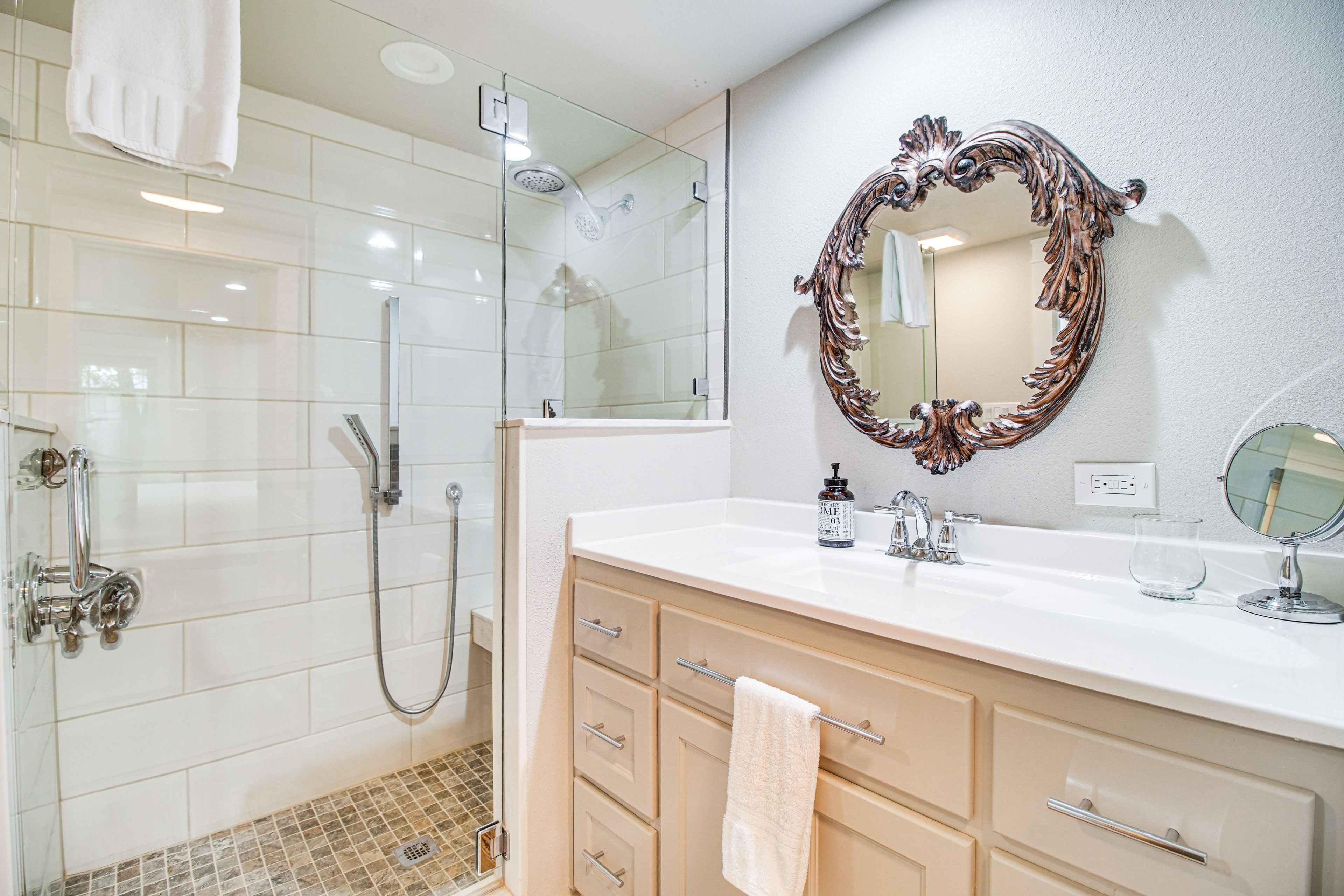 Full Bathroom | Towels Provided