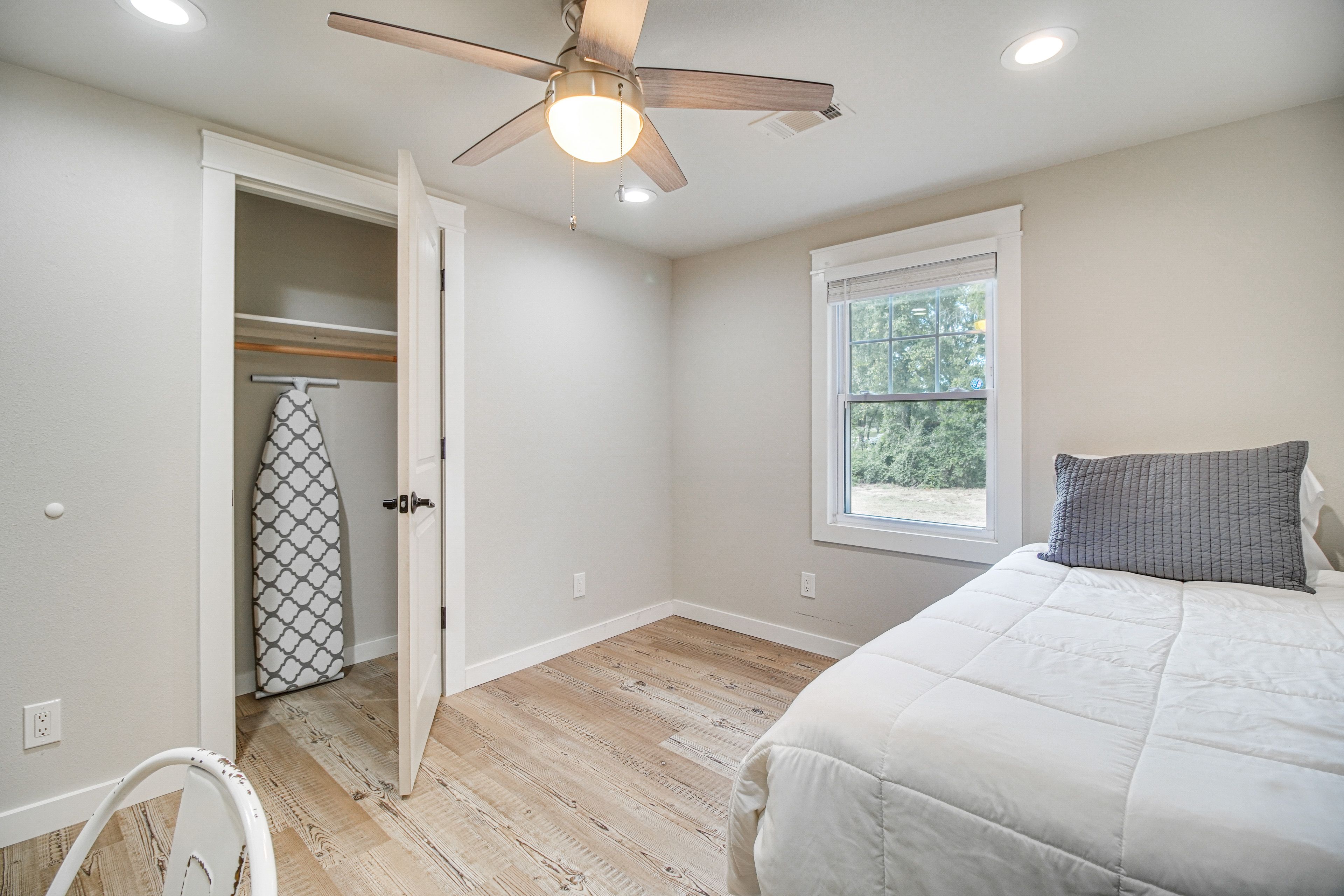 Bedroom 2 | Twin Bed | Desk | Linens Provided
