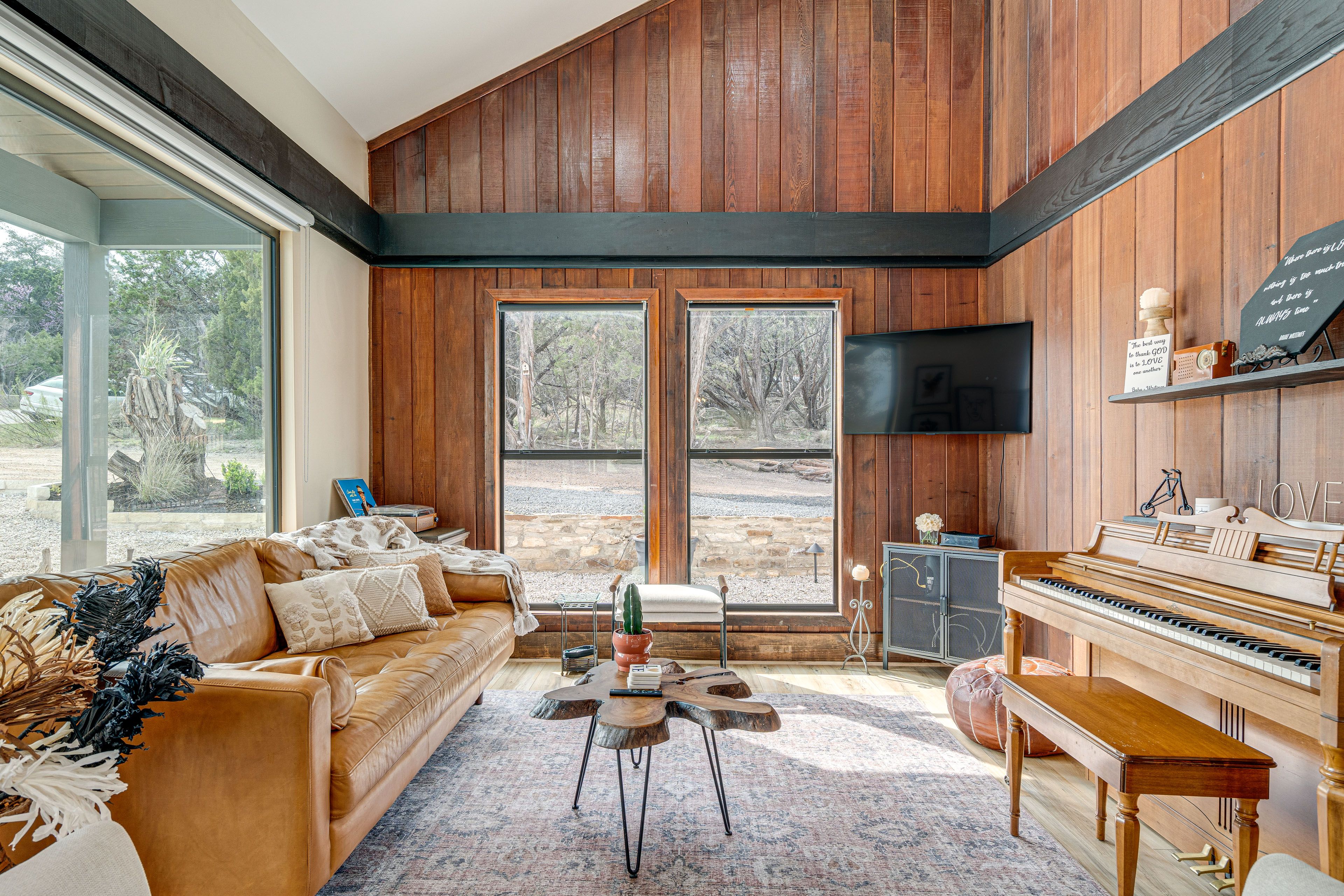 Living Room | Twin Daybed w/ Twin Trundle | 1st Floor | Smart TV