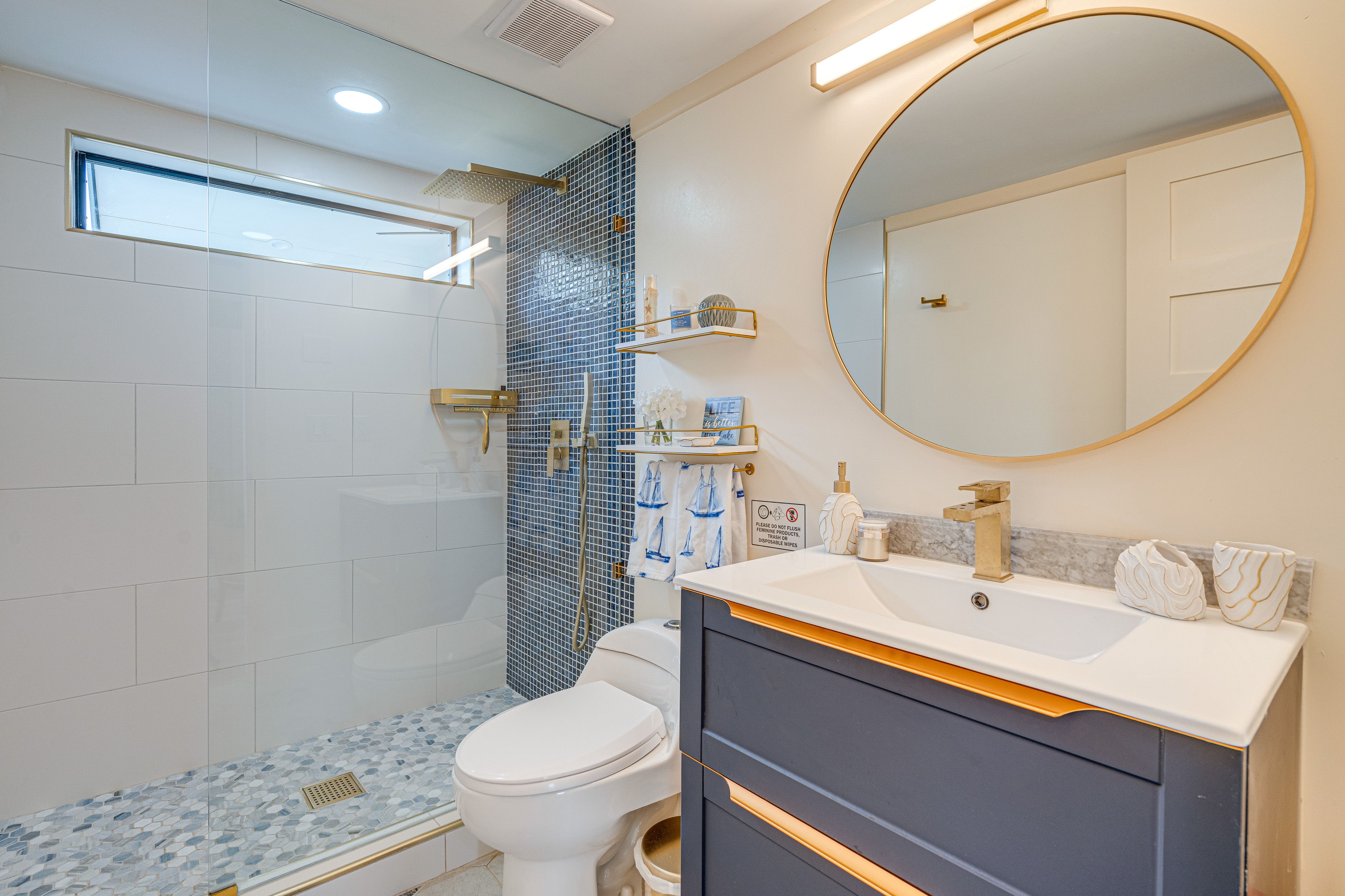 Full Bathroom | 1st Floor | Towels Provided