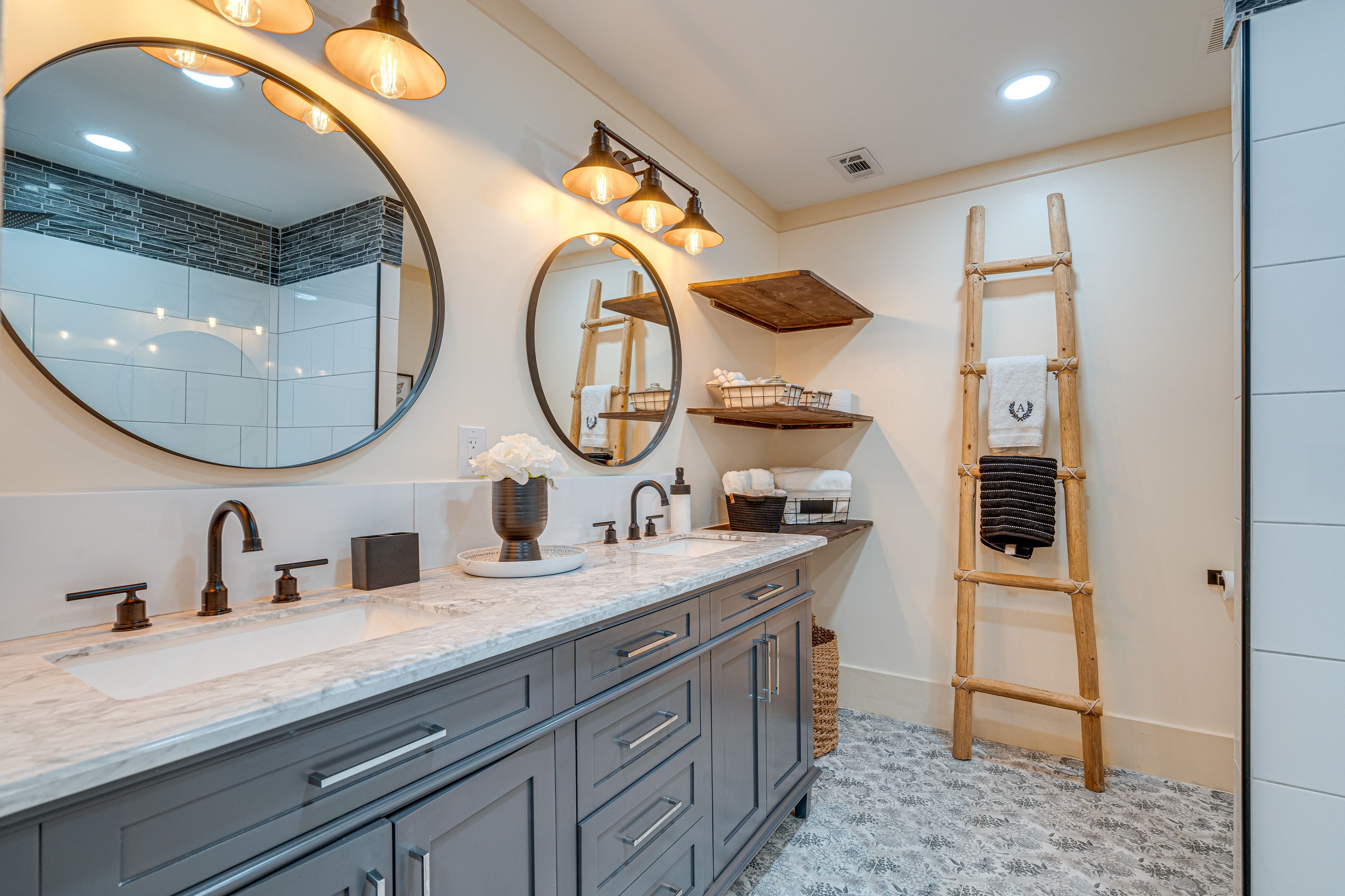 Full Bathroom | 2nd Floor | Complimentary Toiletries