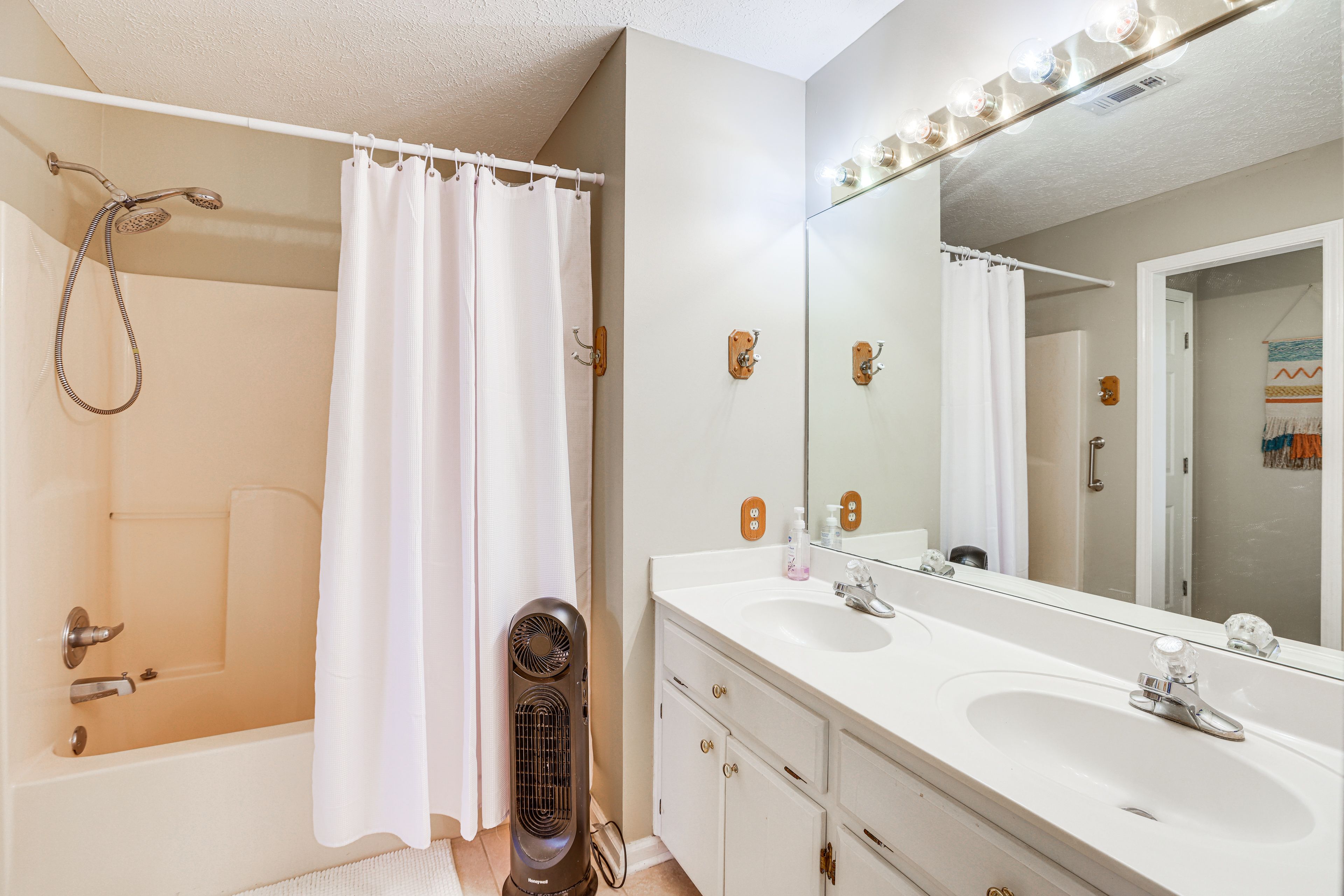 En-Suite Bathroom | Towels Provided