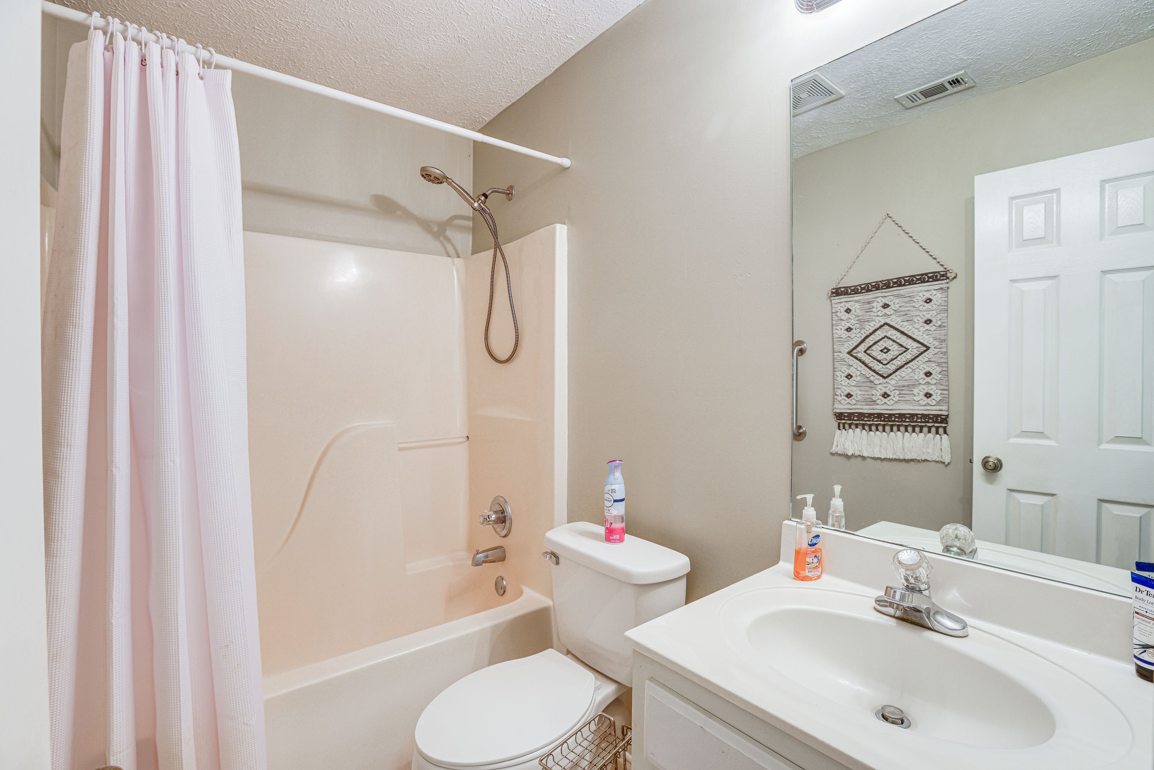 Full Bathroom | Complimentary Toiletries