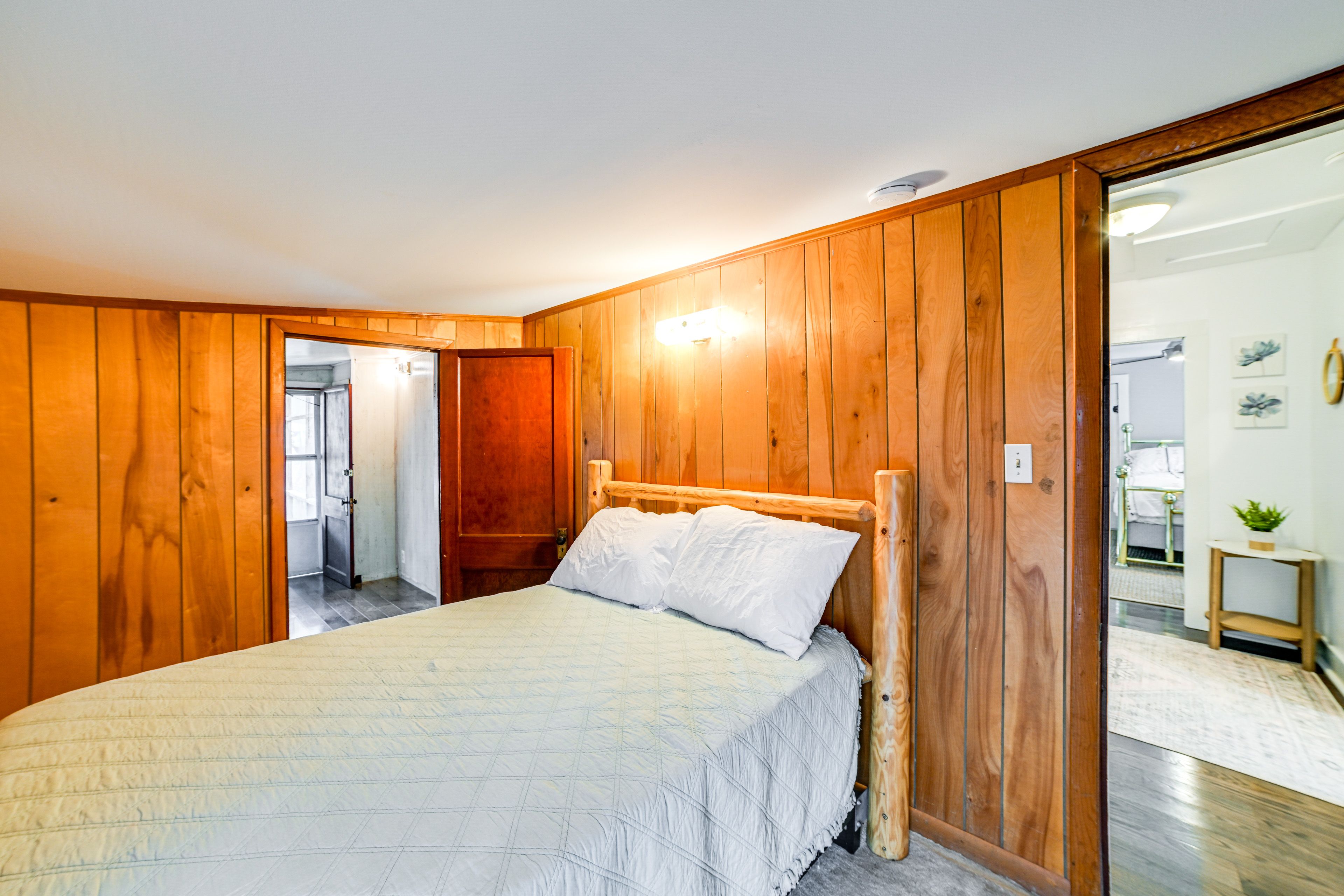 Bedroom 2 | Queen Bed