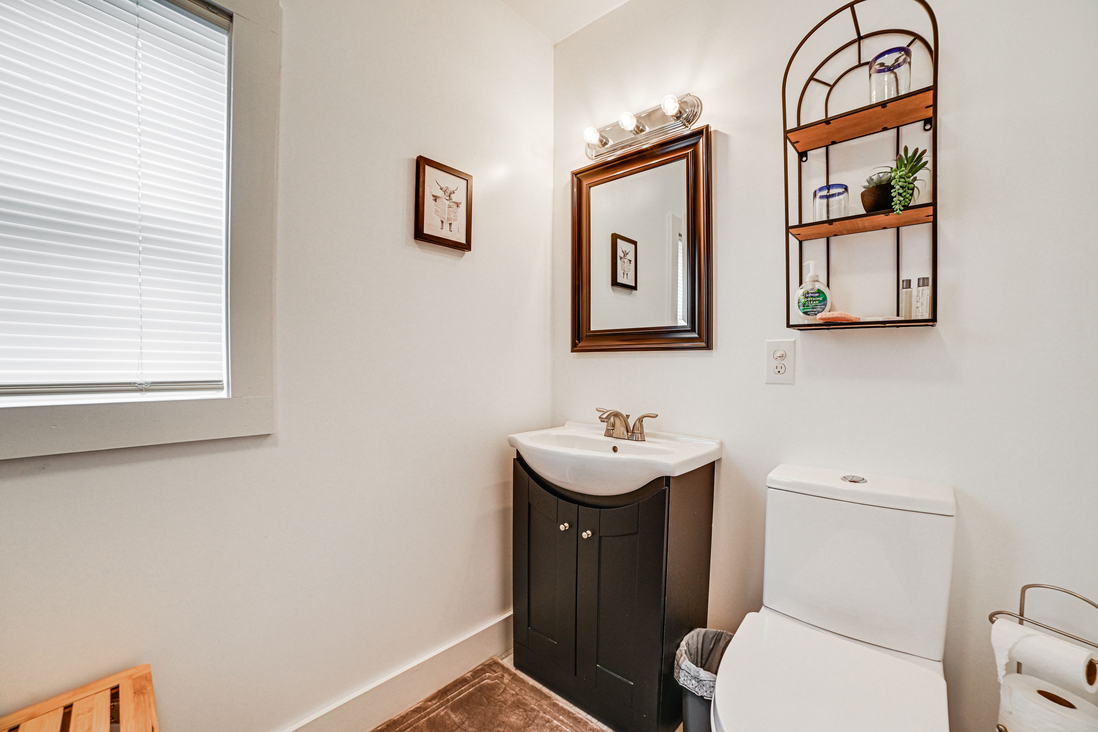 Full Bathroom | Towels Provided