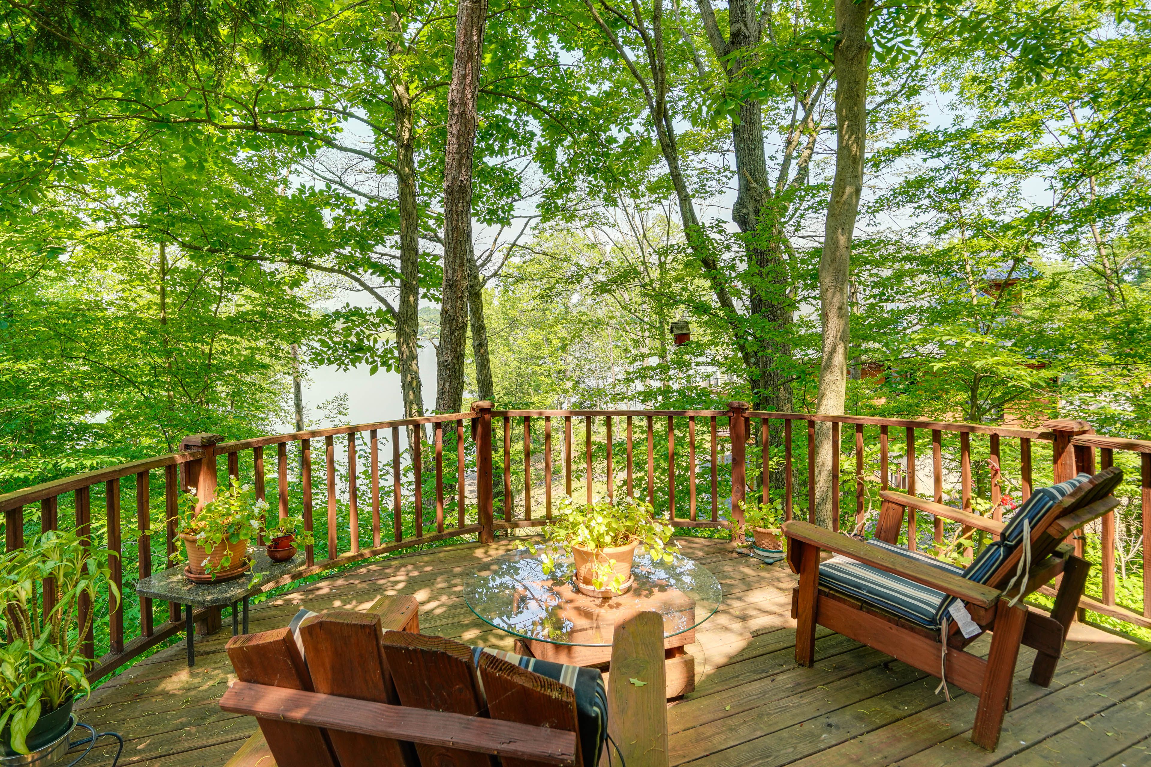 Lakefront Deck | Access to Community Amenities