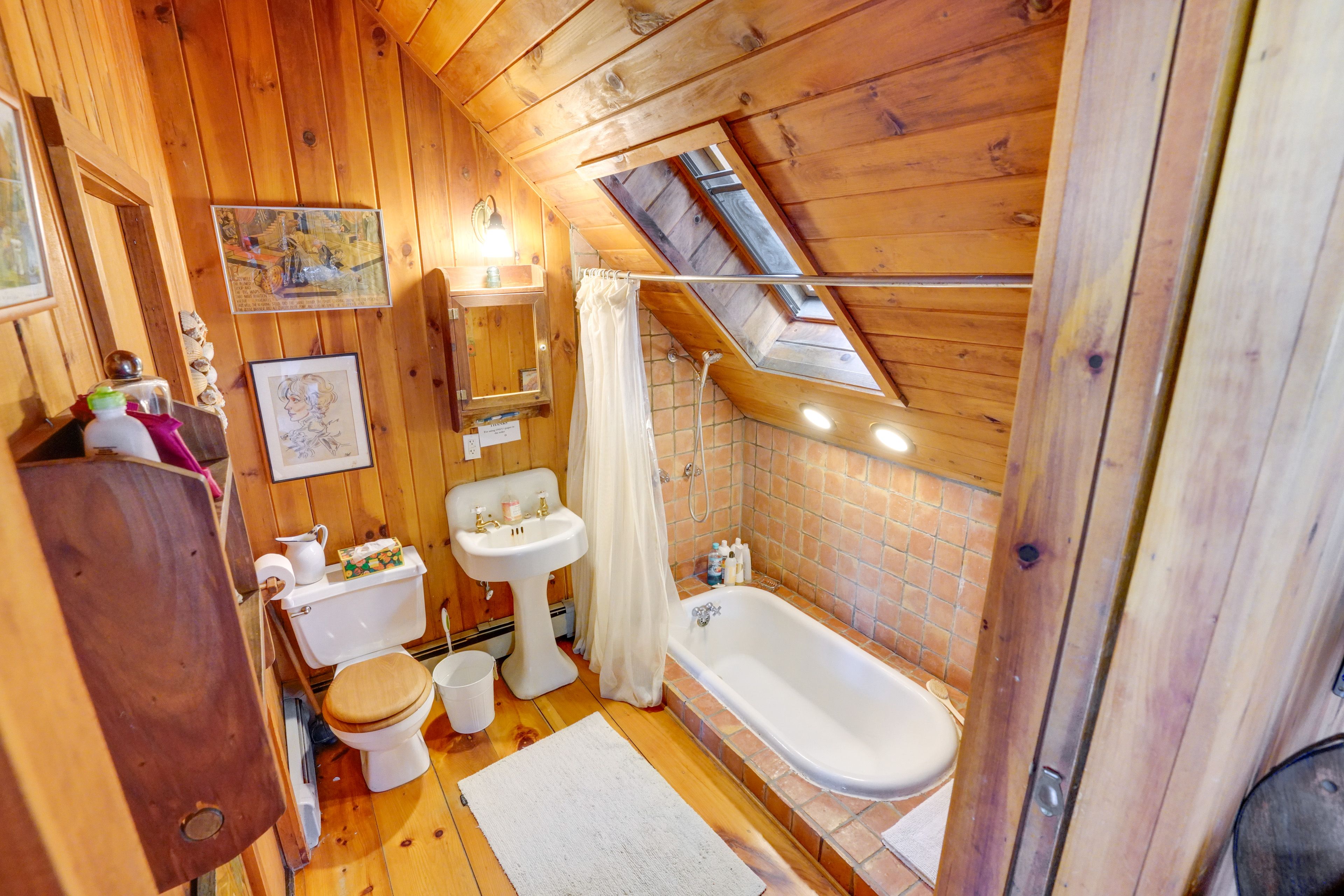 Bathroom | Shower/Tub Combo | Towels Provided