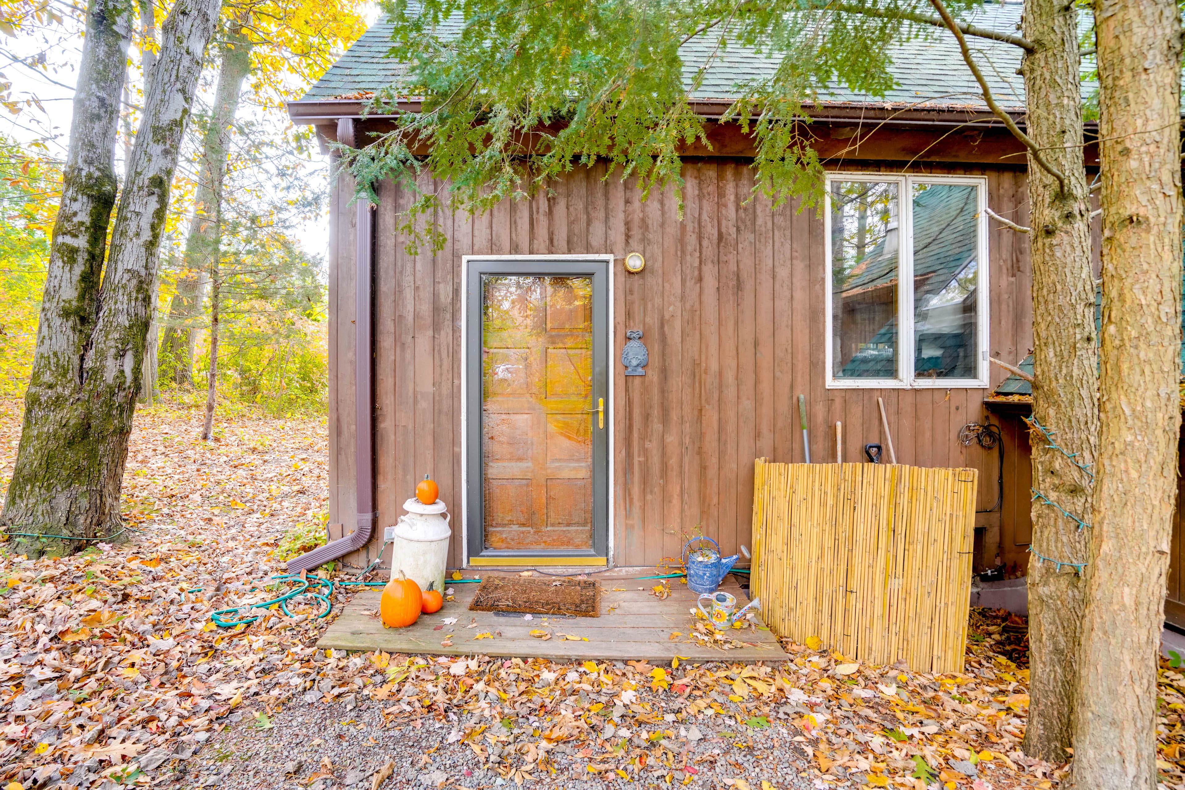 Cabin Exterior | Front Entry